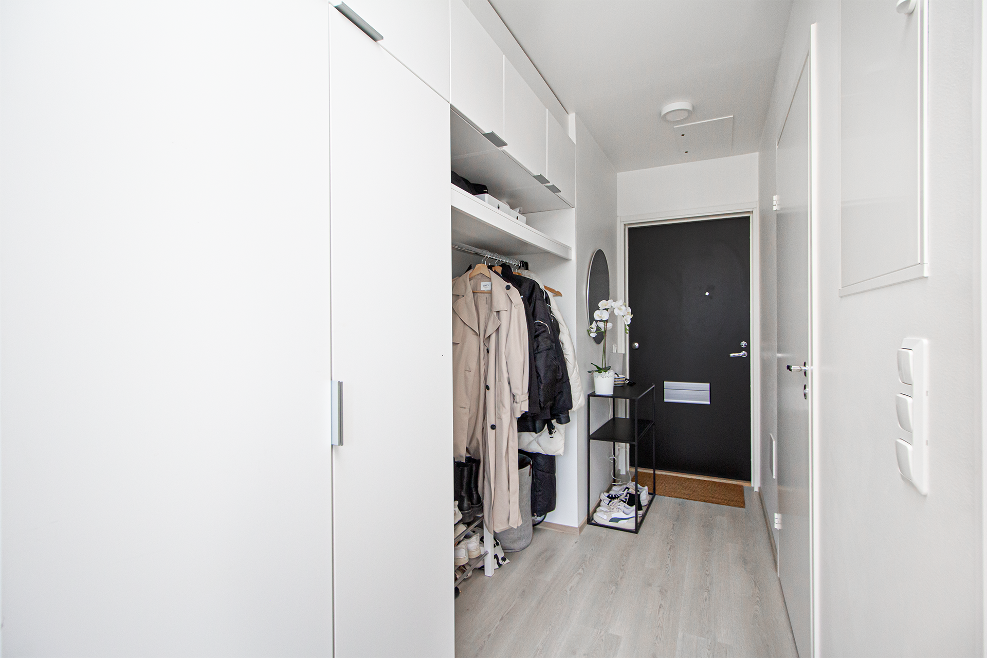 Eteisessä hyvin kaappitilaa.