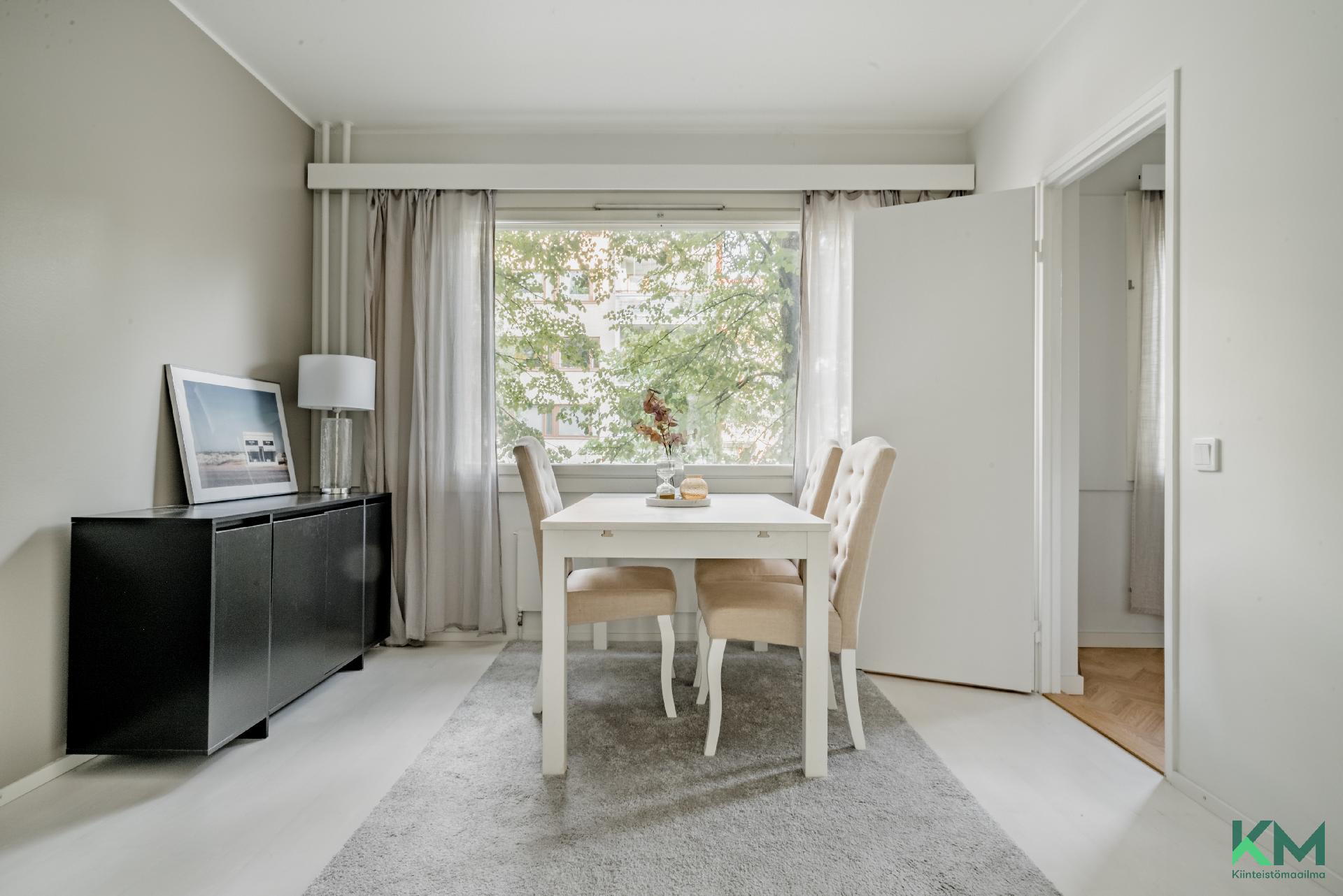 Ruokailuhuone/Työhuone