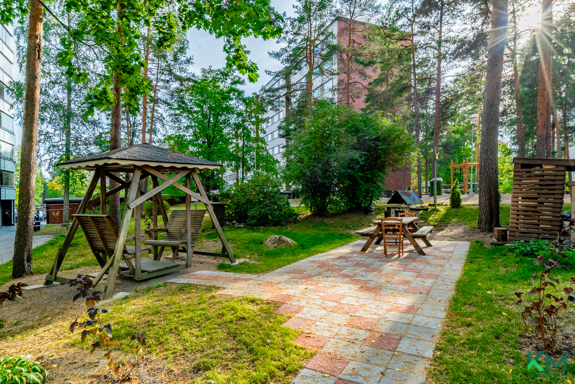 Asukkaille viihtyisä piha-alue 