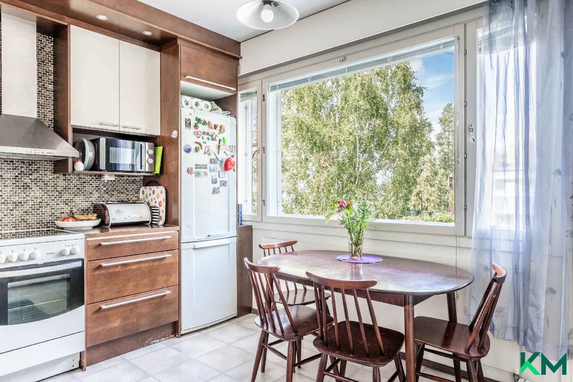 Näkymät leikkipihalle 