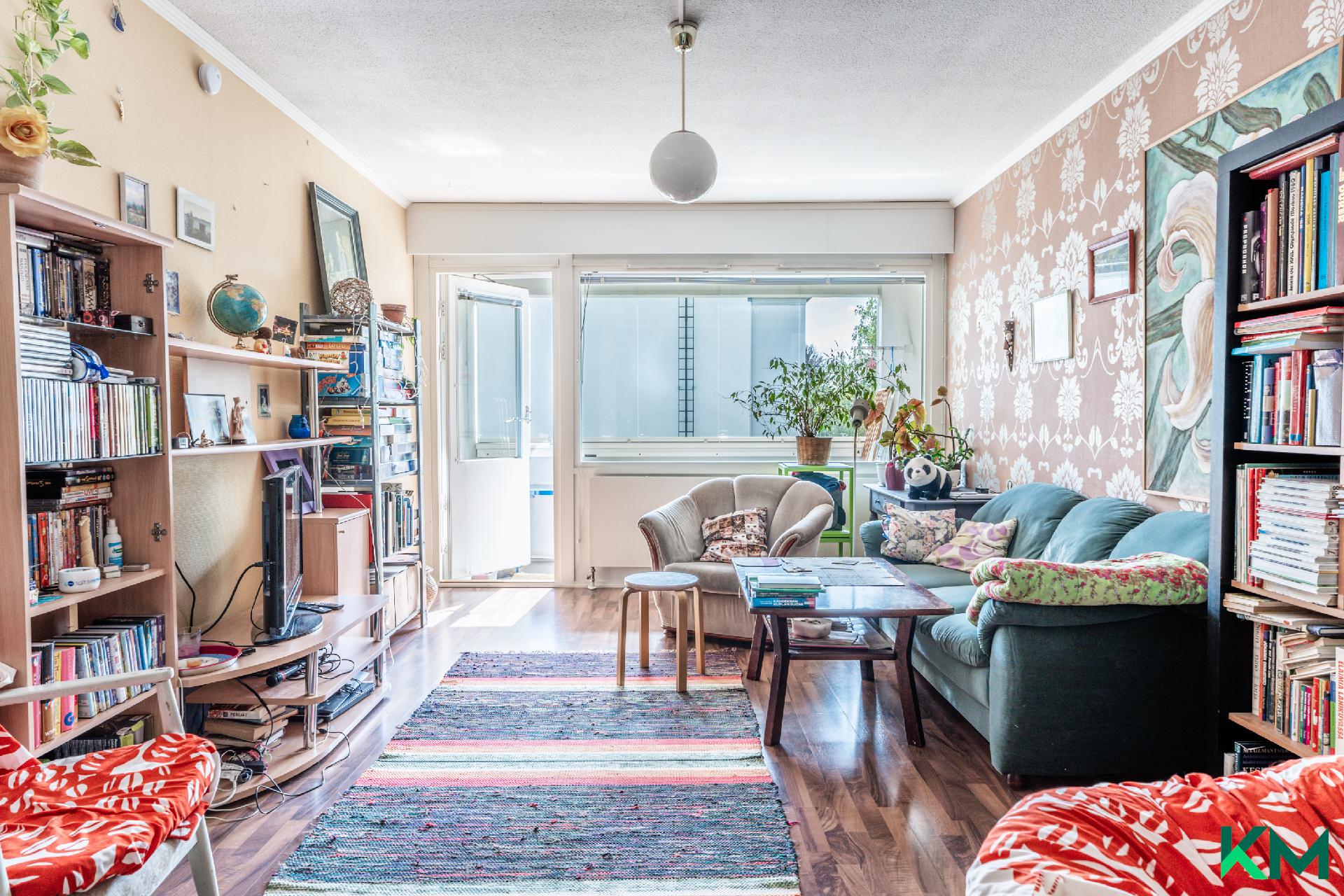 Tilava ja värikäs olohuone