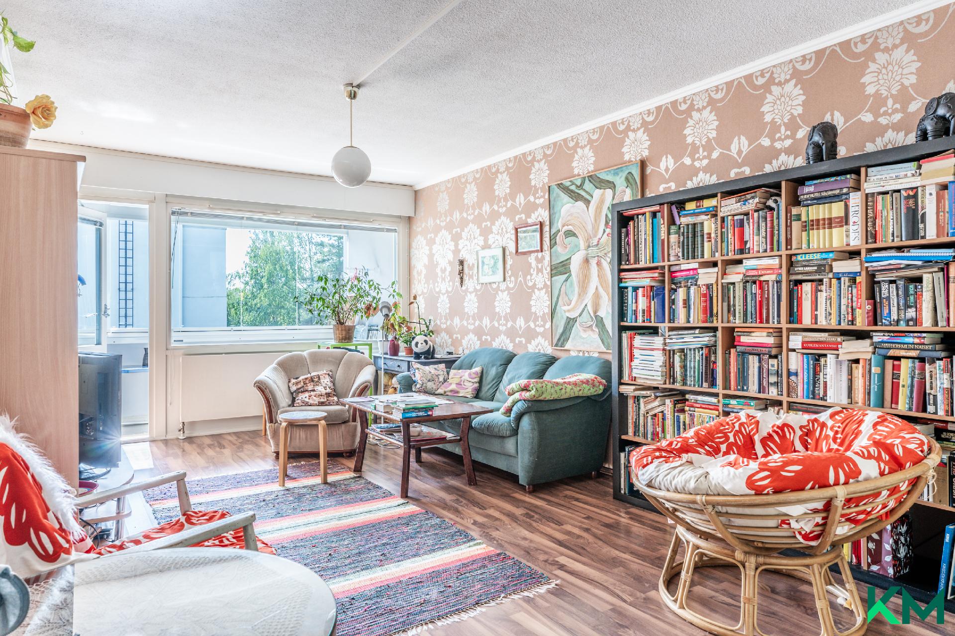 Tilava ja värikäs olohuone