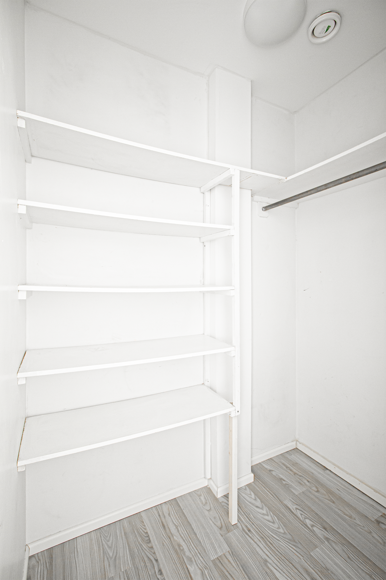 erillinen vaatehuone