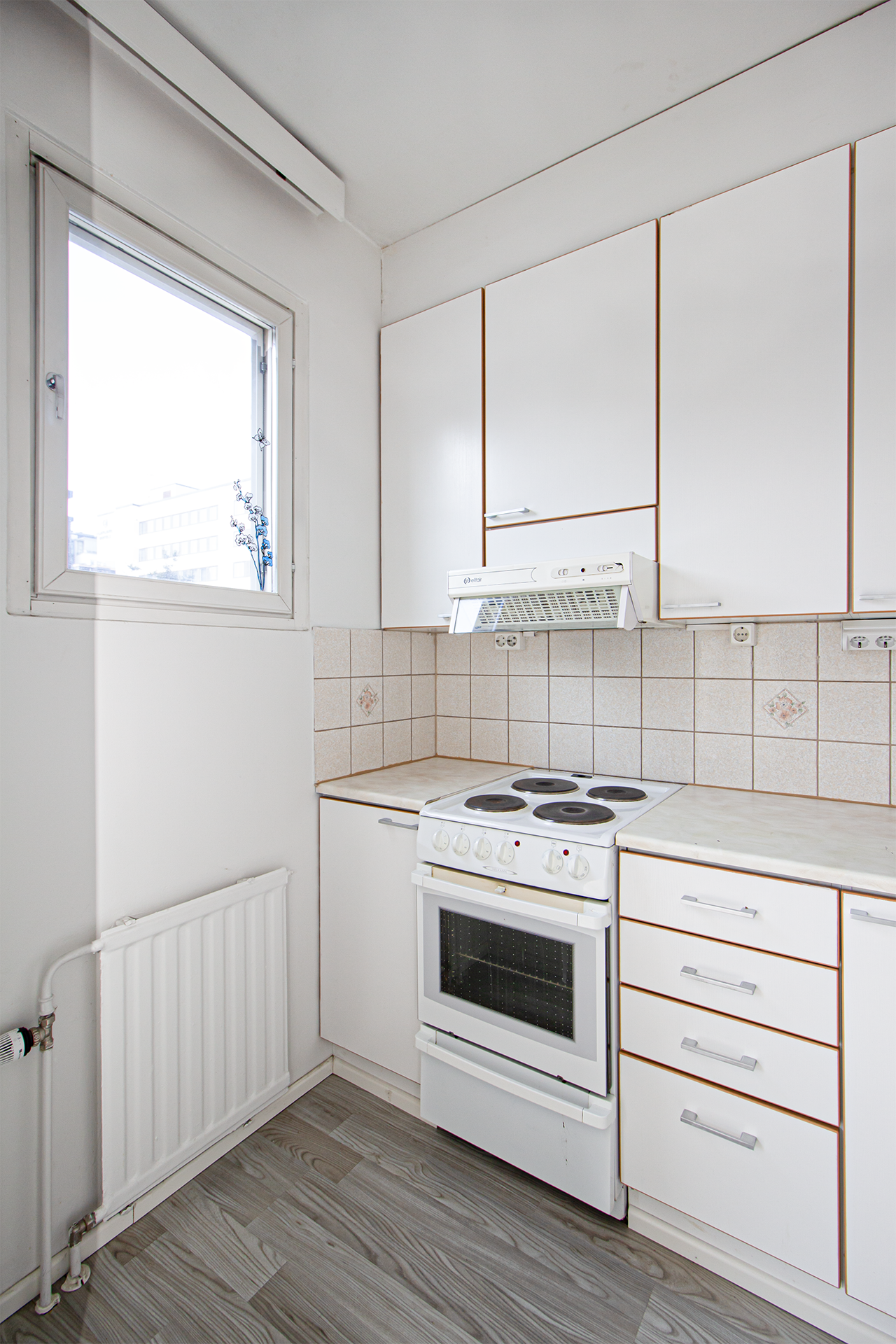 ja ikkuna keittokomerossa