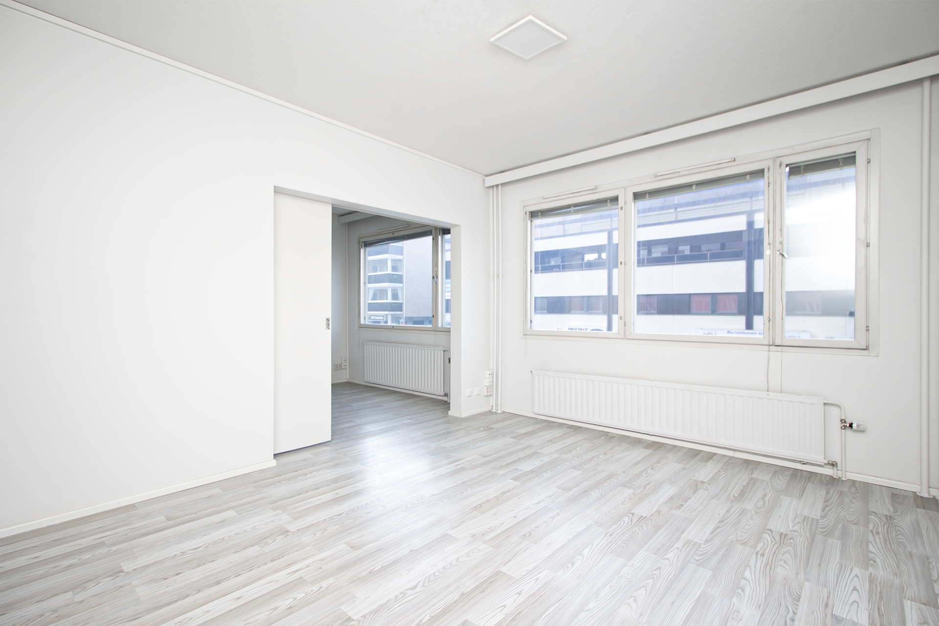 olohuoneesta näkymä makuuhuoneeseen