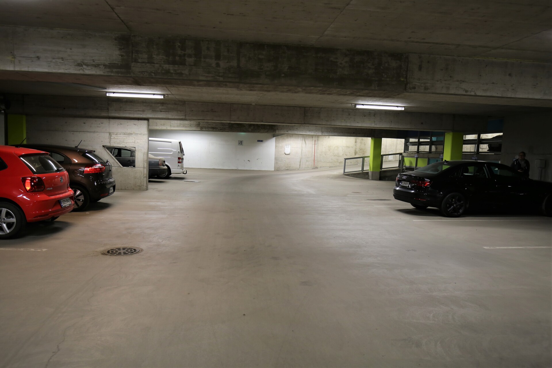 Tilava ja moderni autohalli - helppo pysäköidä paikalle