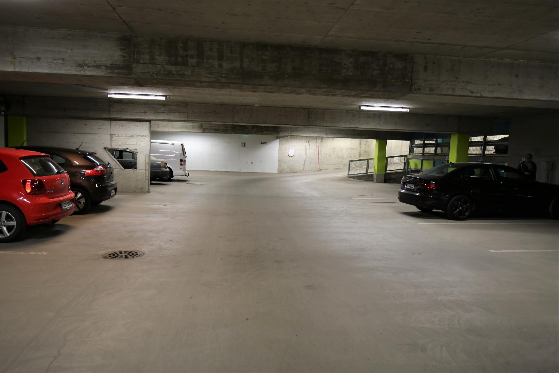 Tilava ja moderni autohalli - helppo pysäköidä paikalle