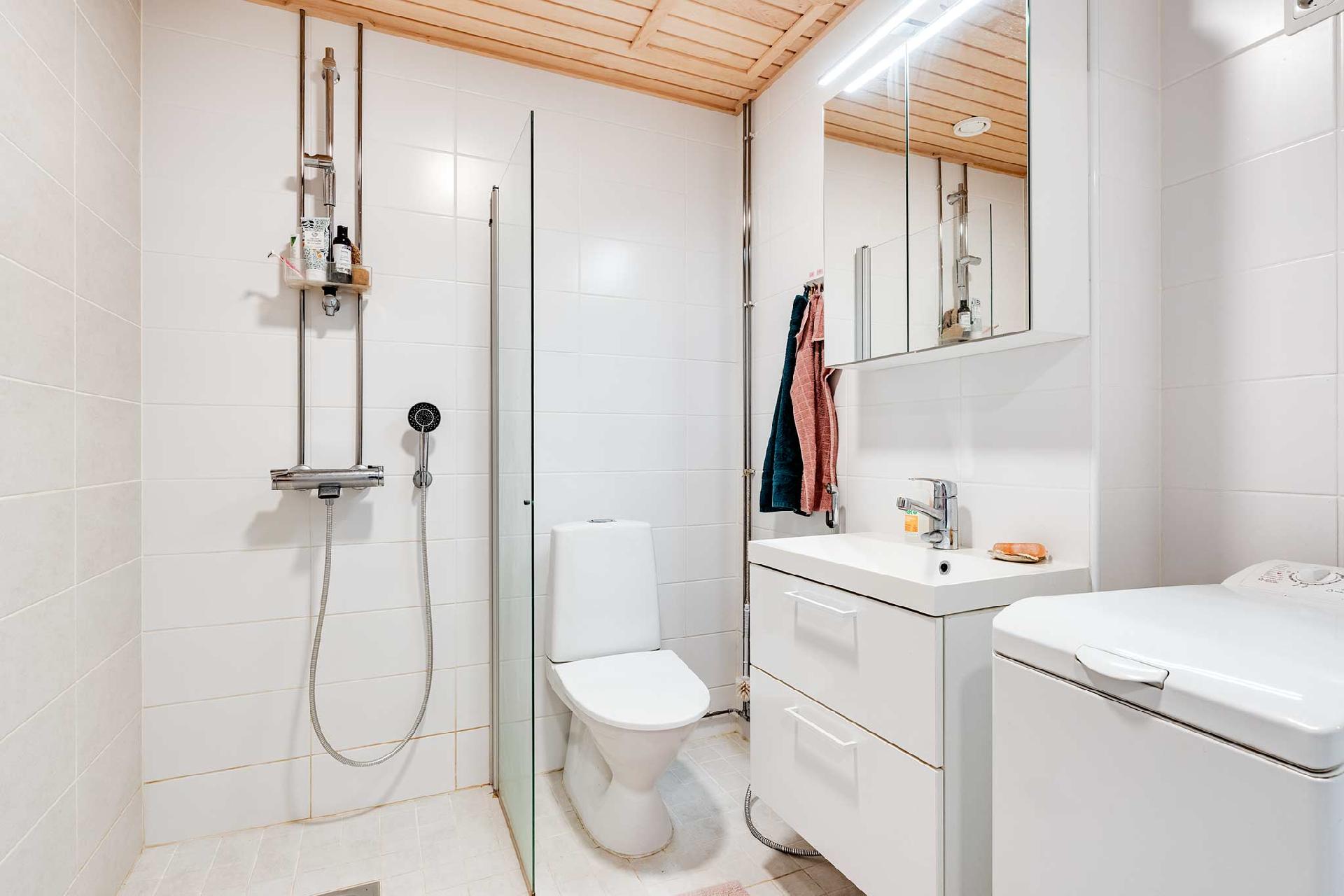 Tilava, vaalea kylpyhuone ja paikka pesutornille