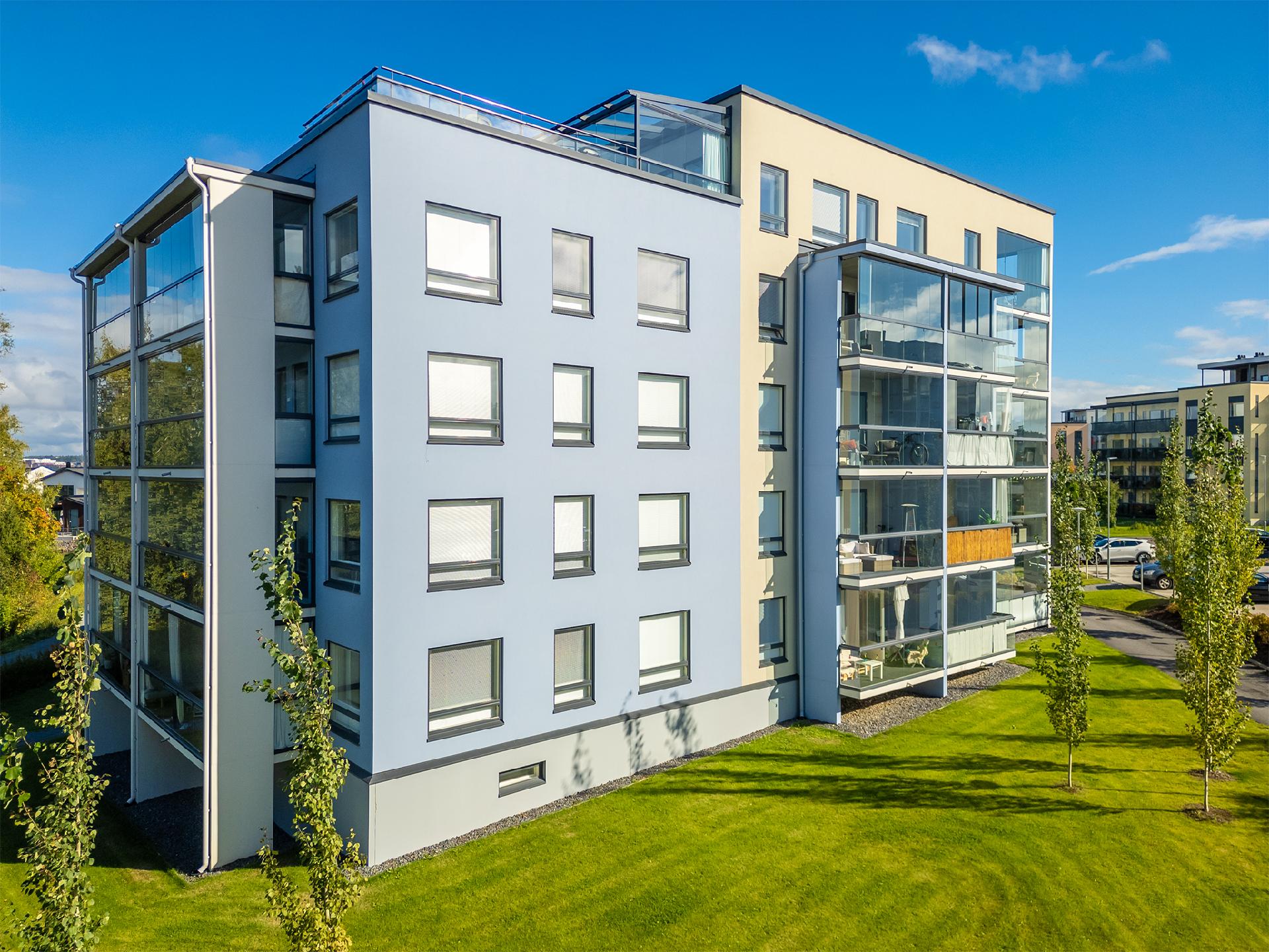 Taloyhtiöllä on iso oma tontti