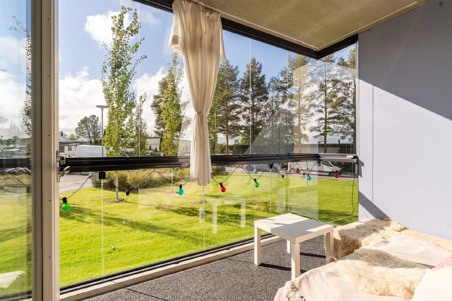 Parvekkeelta voit ihailla iltapäivän aurinkoa ja auringonlaskua