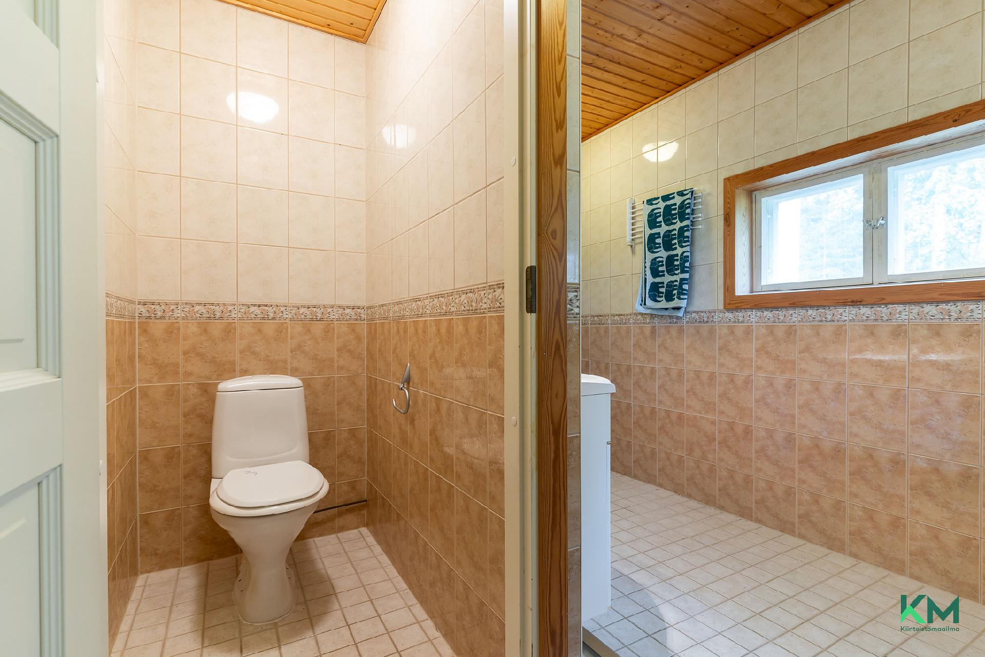 Erillinen wc kylpyhuoneen yhteydessä