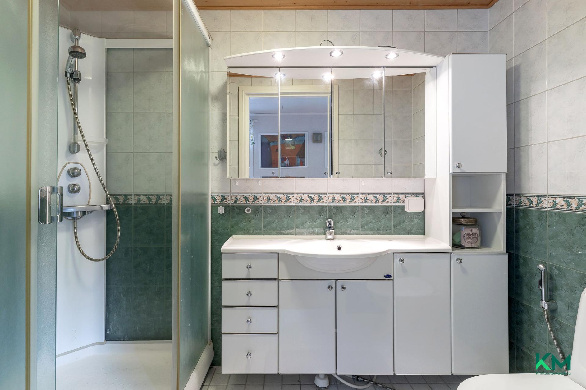 Yläkerran wc suihkukaapilla