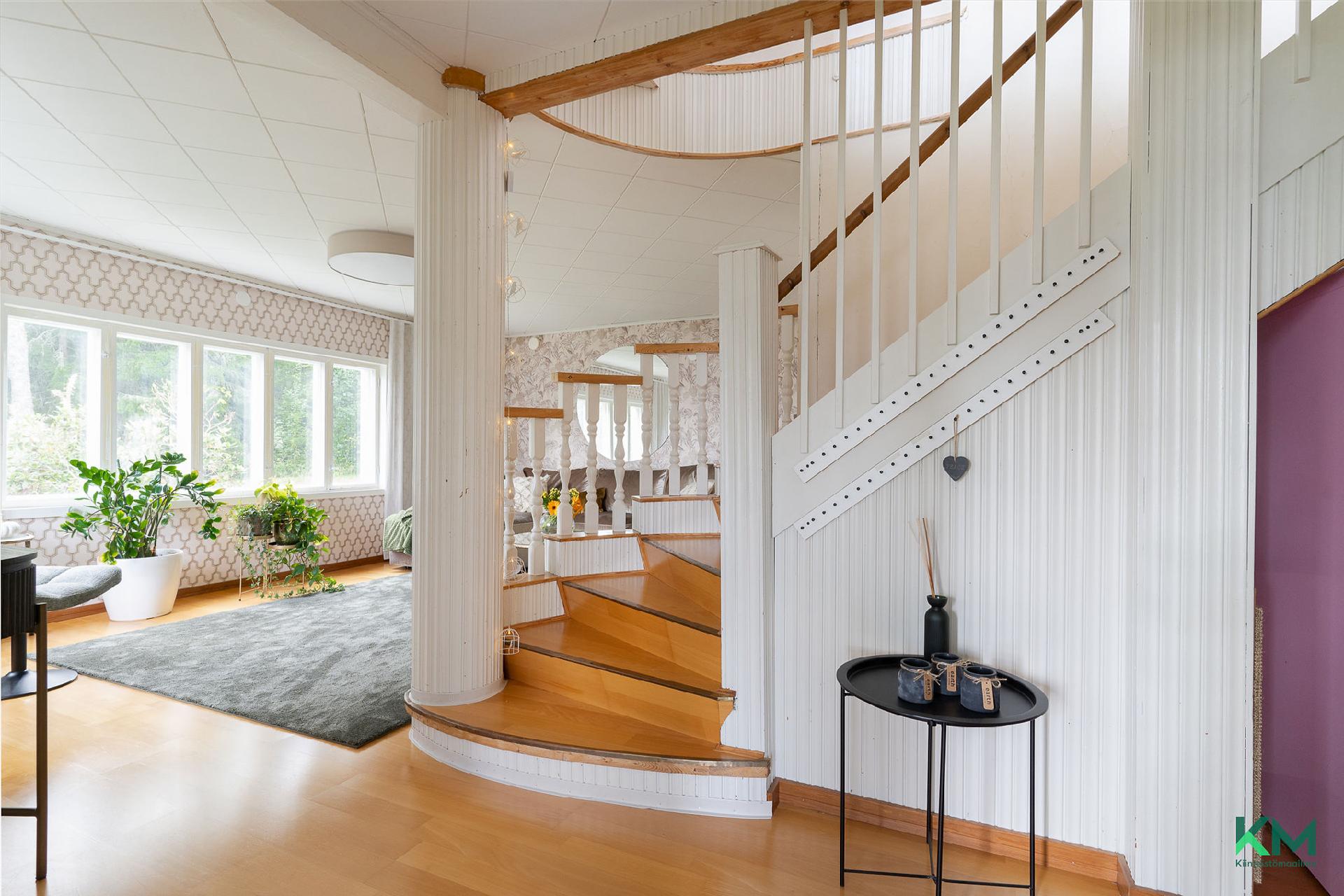 Upea portaikko yläkertaan