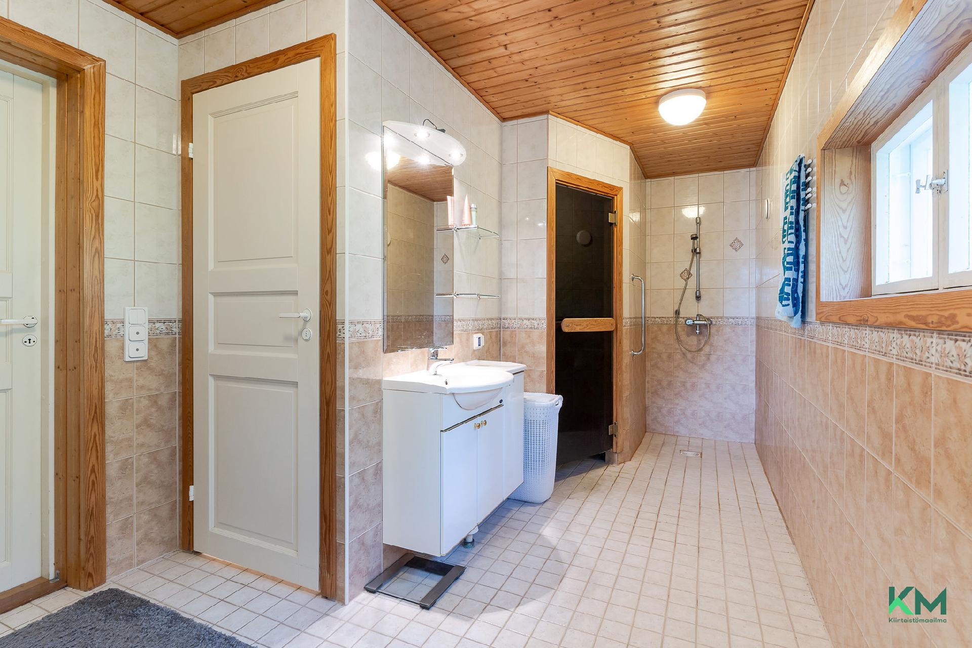 Kylpyhuone, sauna, wc ja kodinhoitotila