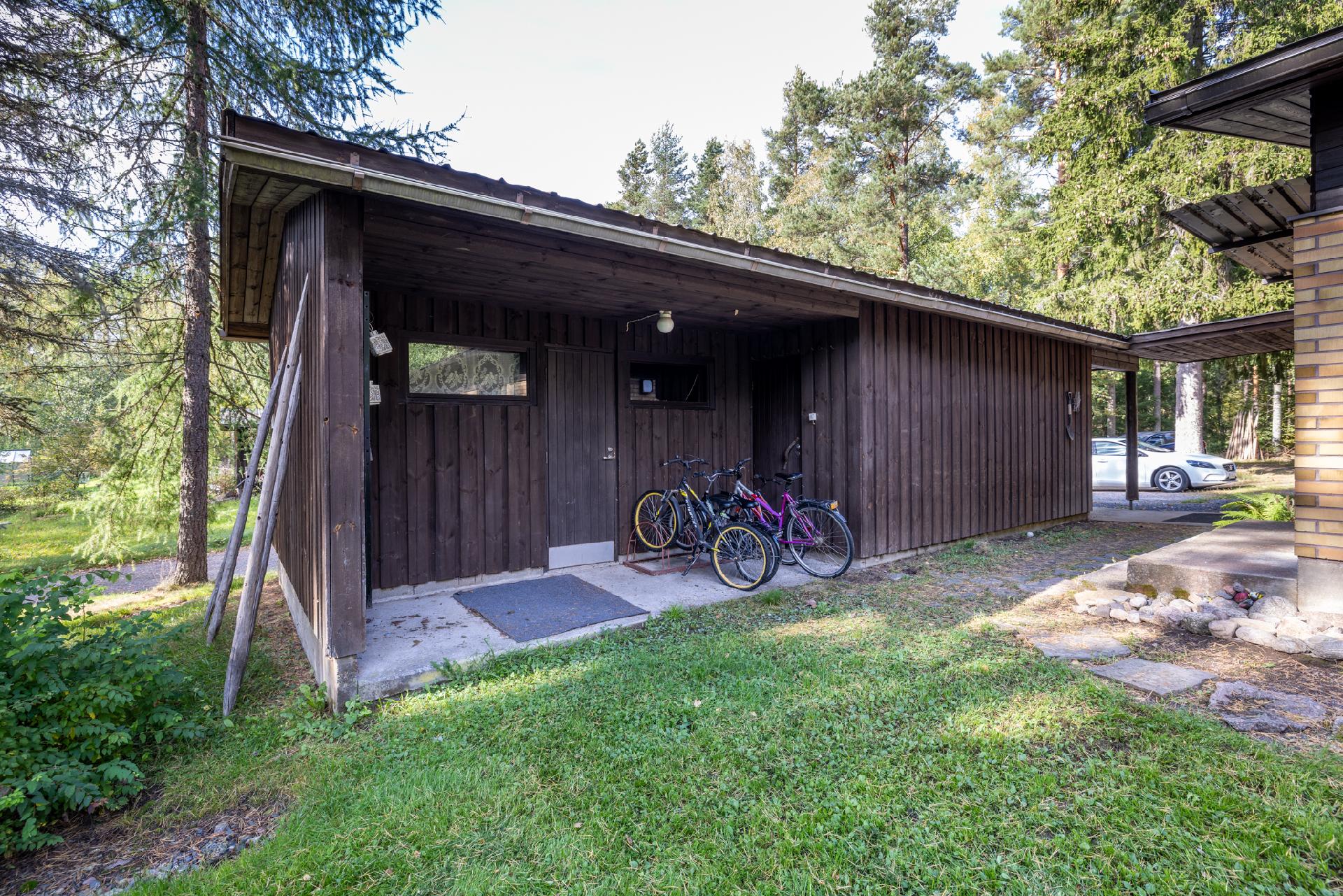 varasto/liiteri/autotalli