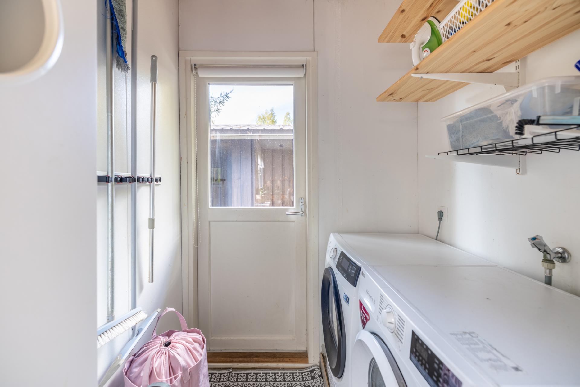 toinen eteinen, jonka yhteydessä kodinhoitonurkkaus