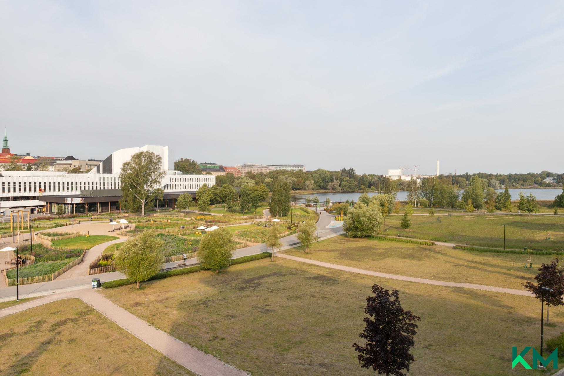 Näkymää Töölönlahdelle päin asunnon parvekkeelta