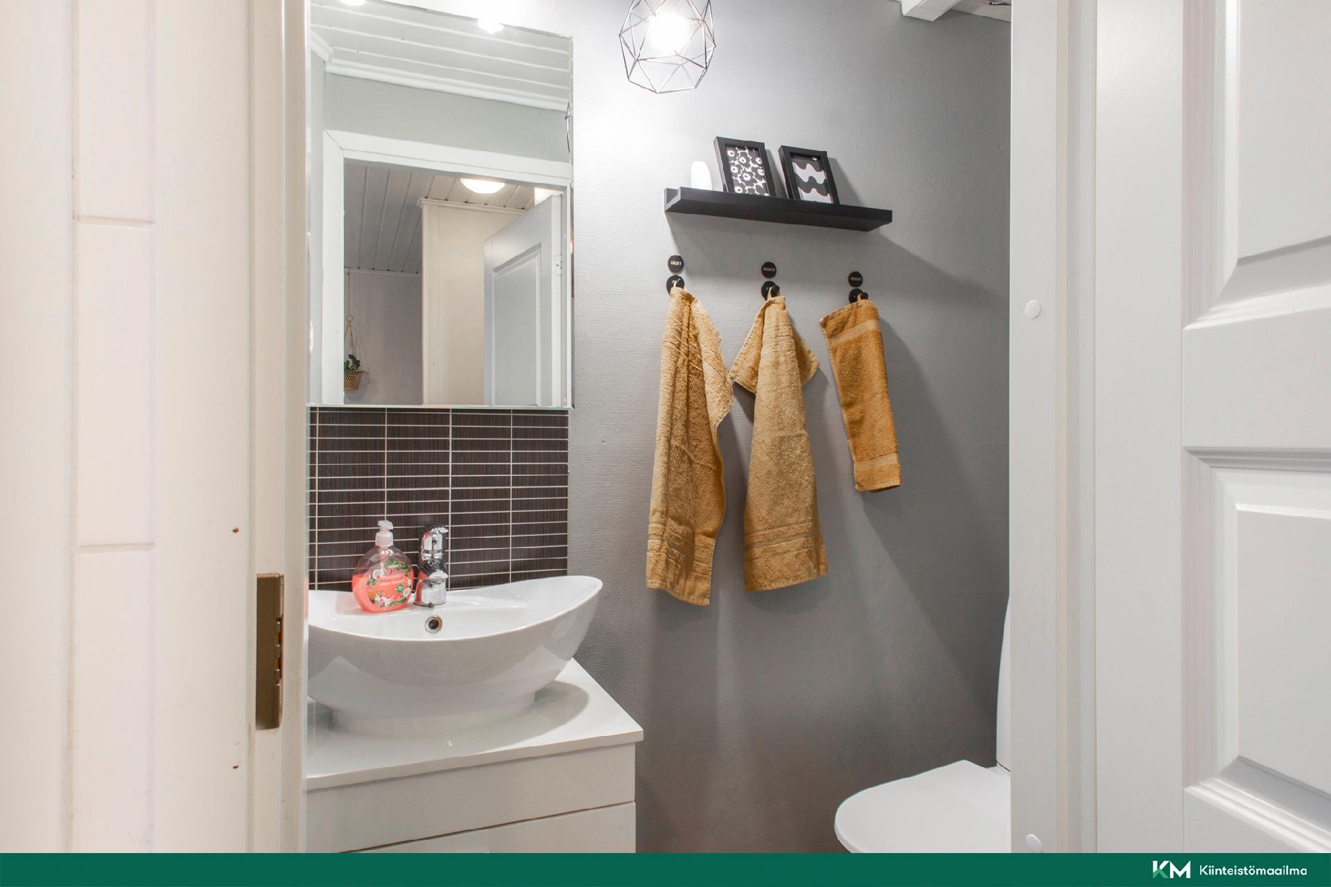 kodinhoitohuoneessa toinen wc