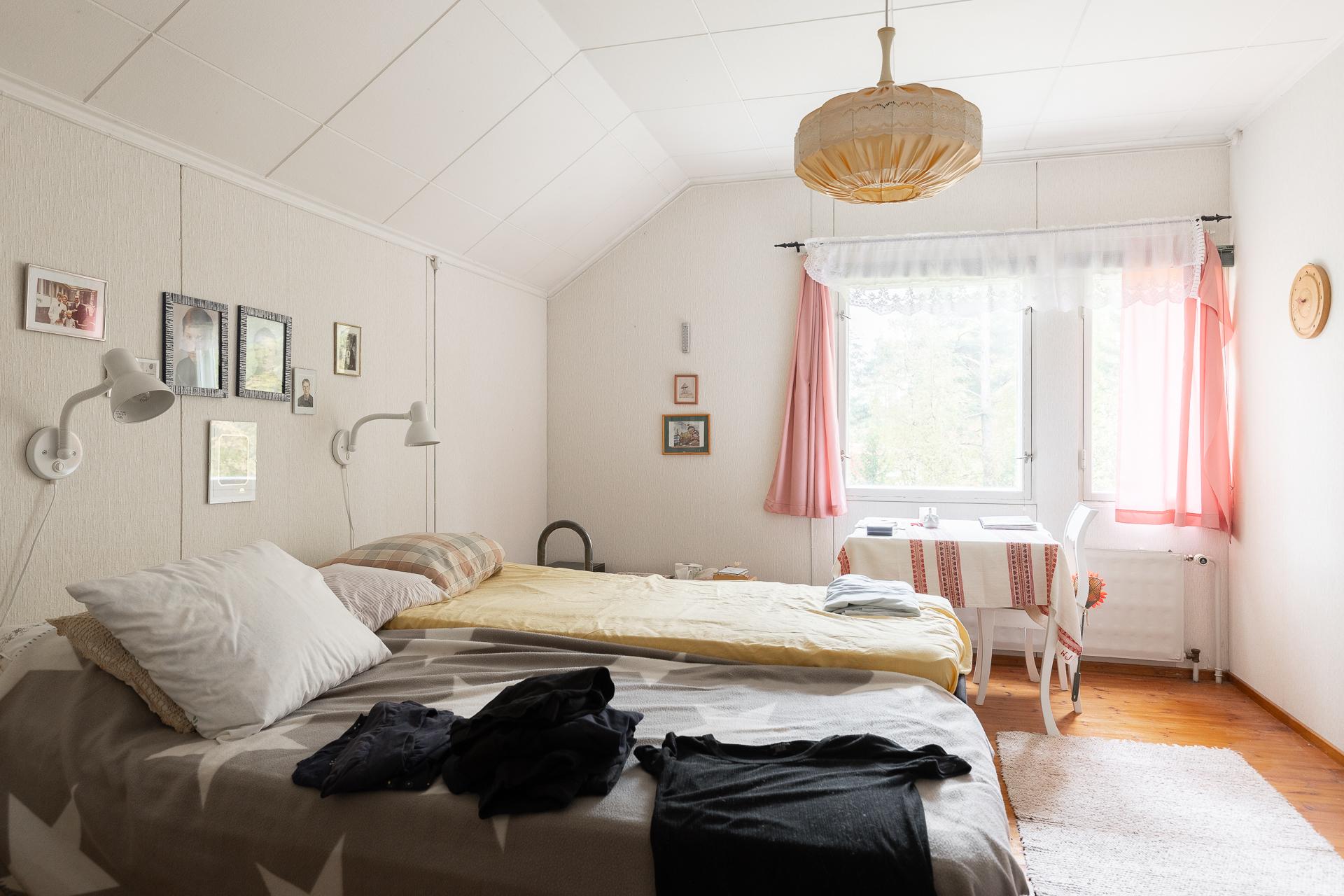 Yläkerran makuuhuone 1