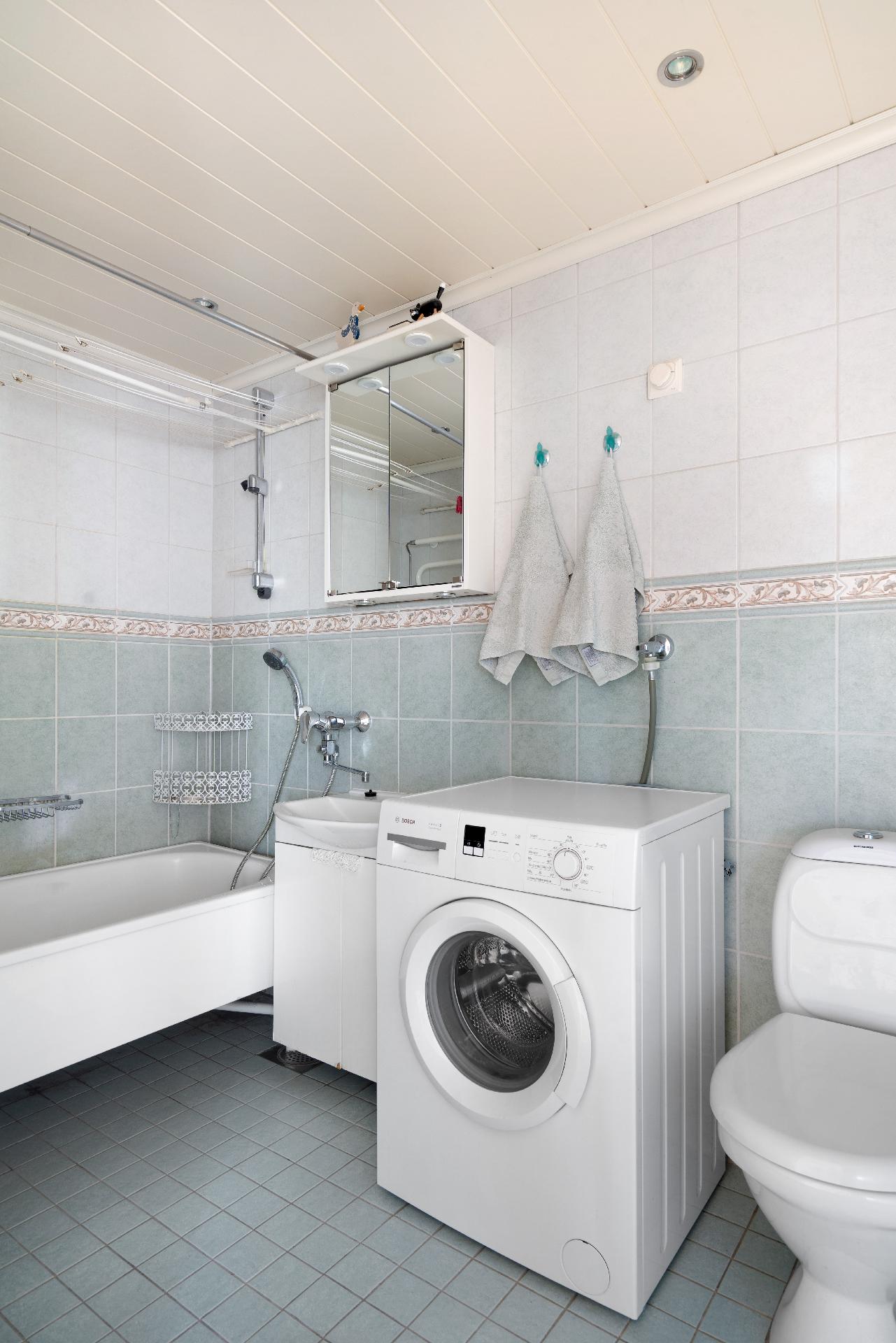 Kylpyhuoneessa paikka pesukoneelle.