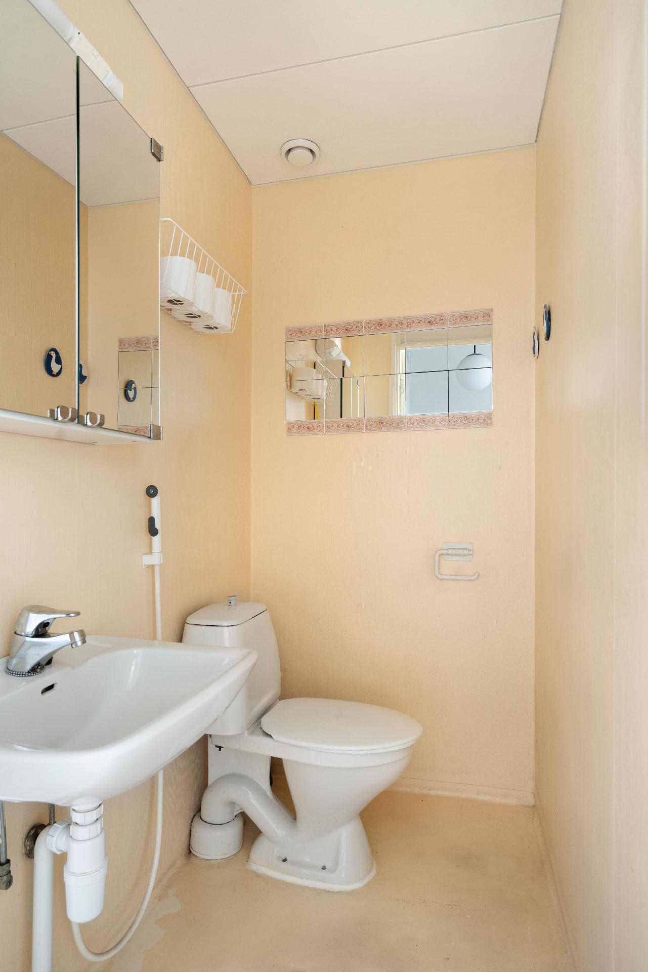 Erillinen wc eteisaulan yhteydessä.