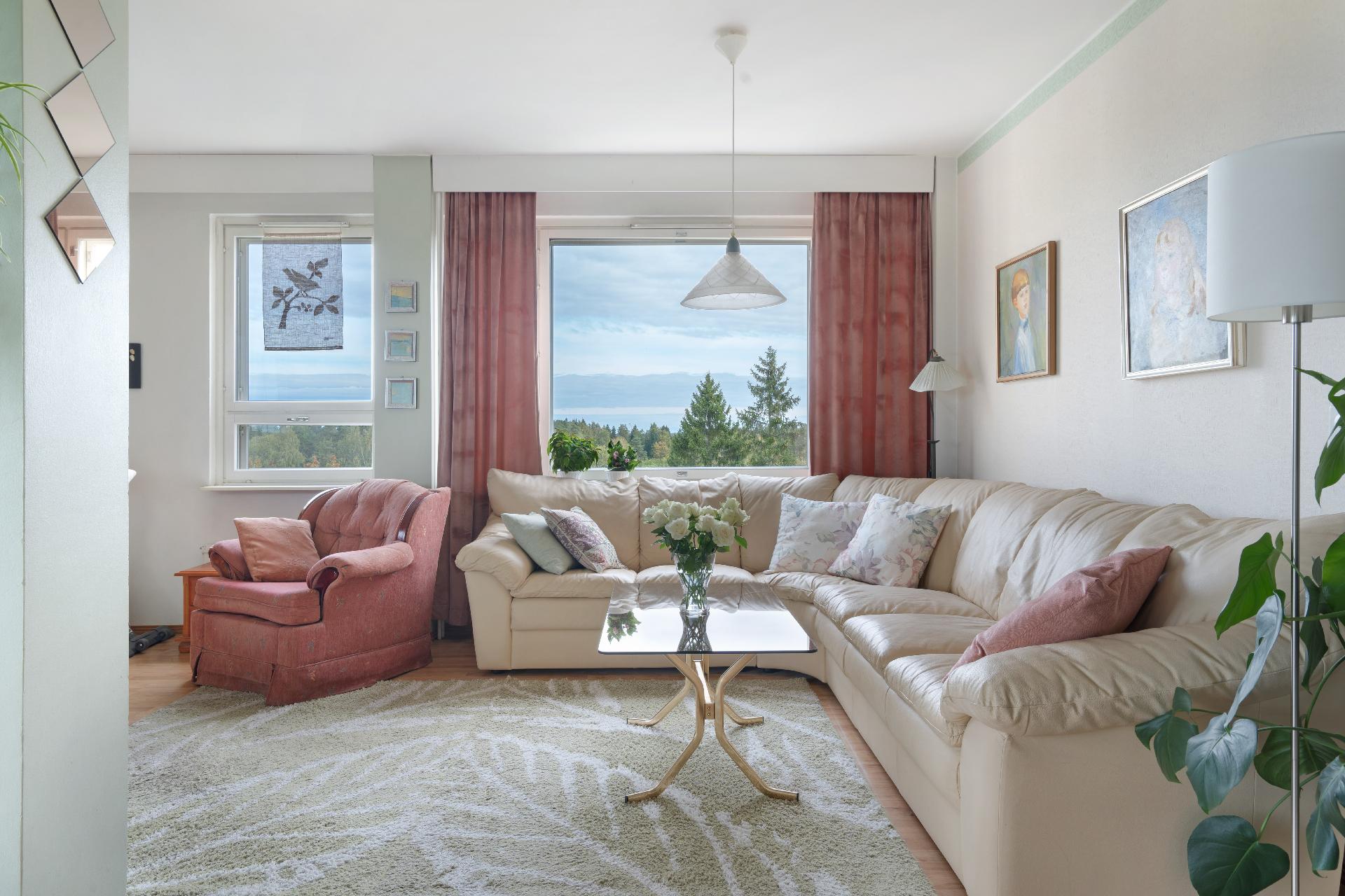 Olohuoneestakin upeat näkymät.