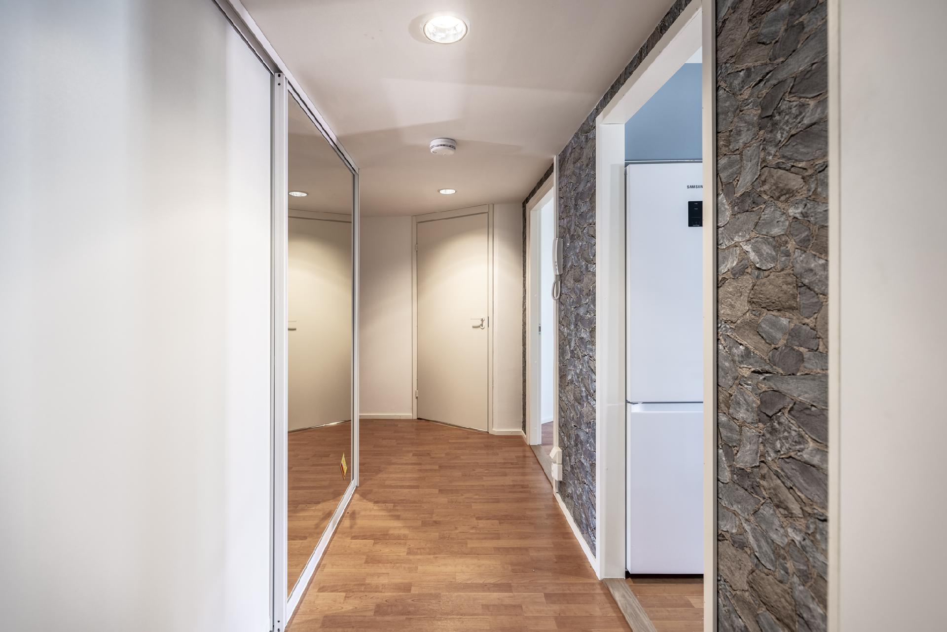 Eteinen, kaapiston ovet uusittu 2024