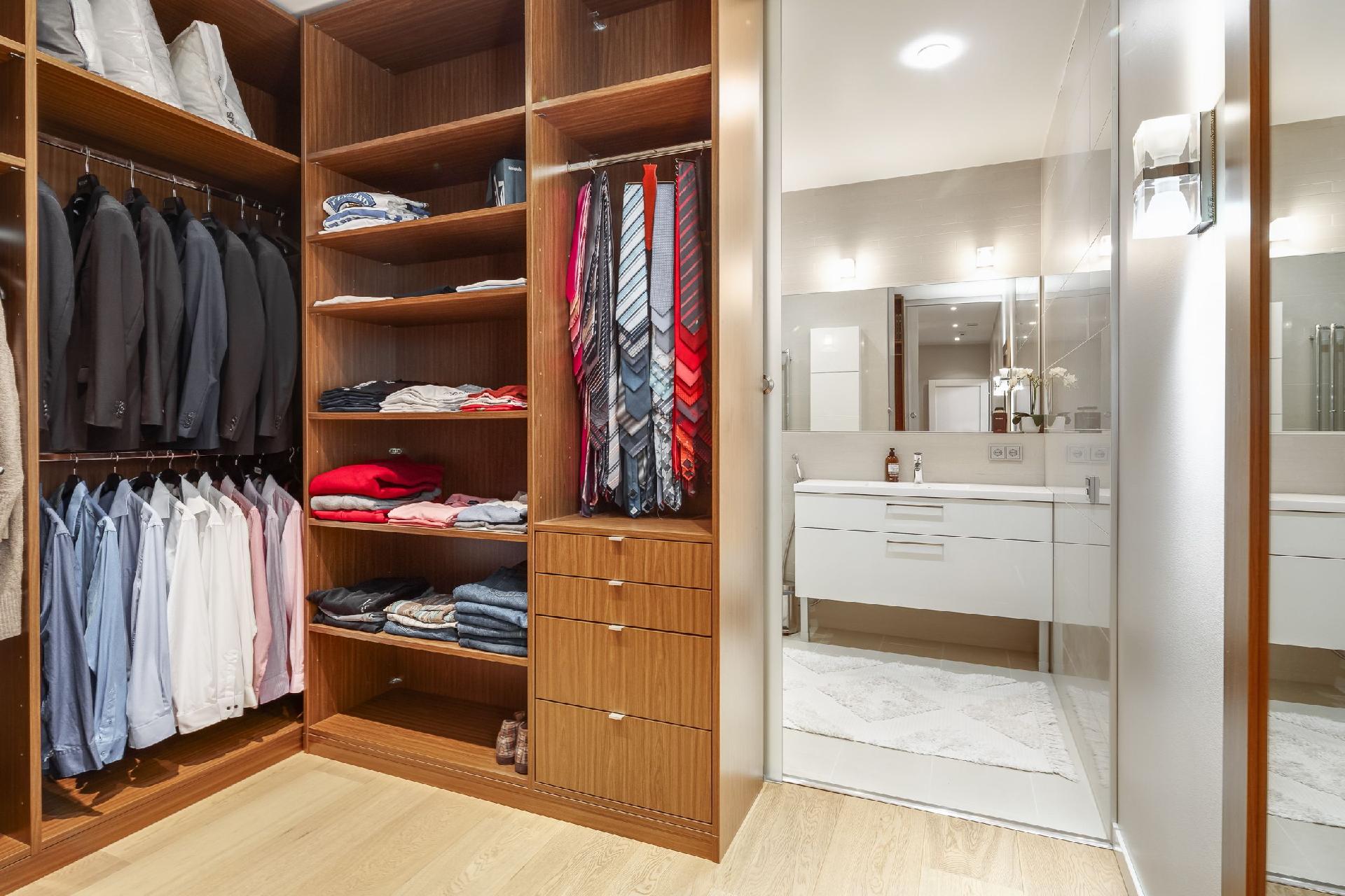 Päämakuuhuoneen yhteydessä oleva vaatehuone