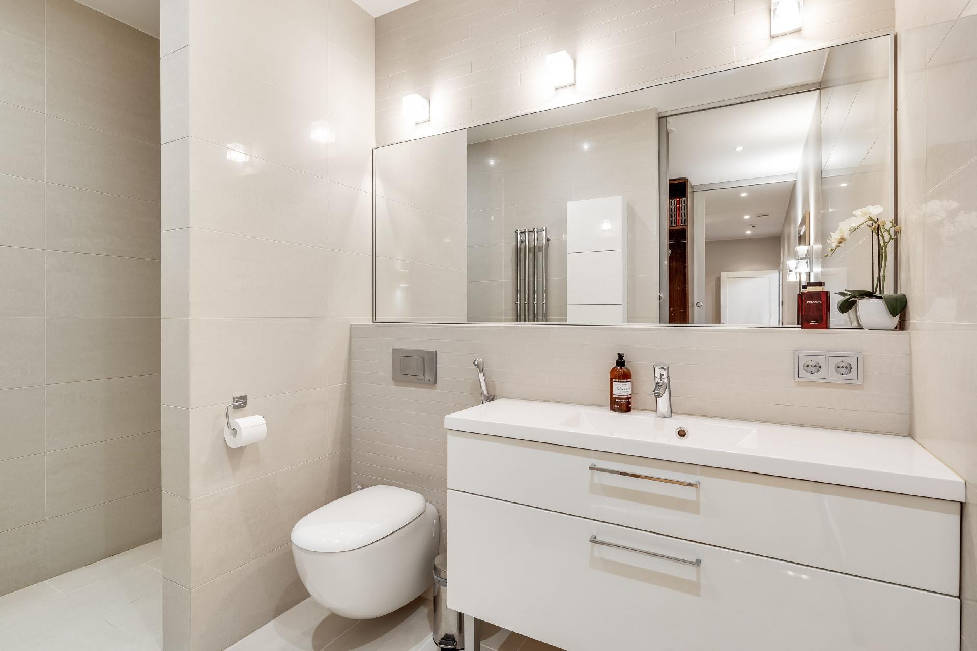 Päämakuuhuoneen oma kylpyhuone