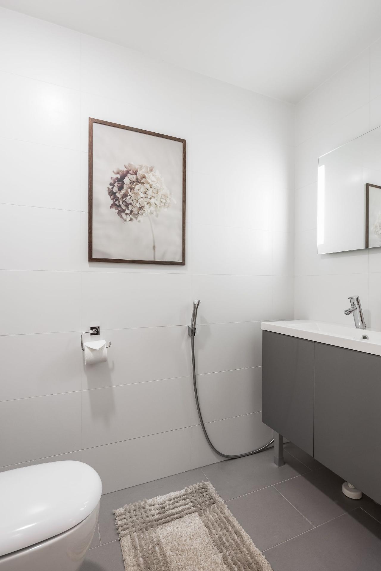 Alakerran erillinen wc