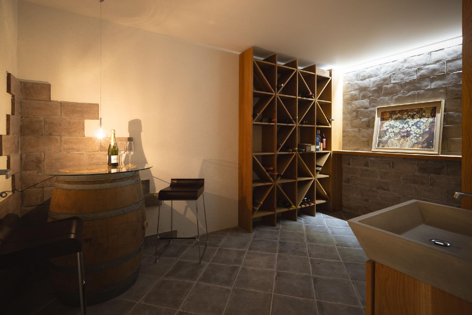 Tunnelmallinen viinikellari ja viinin maistelutila