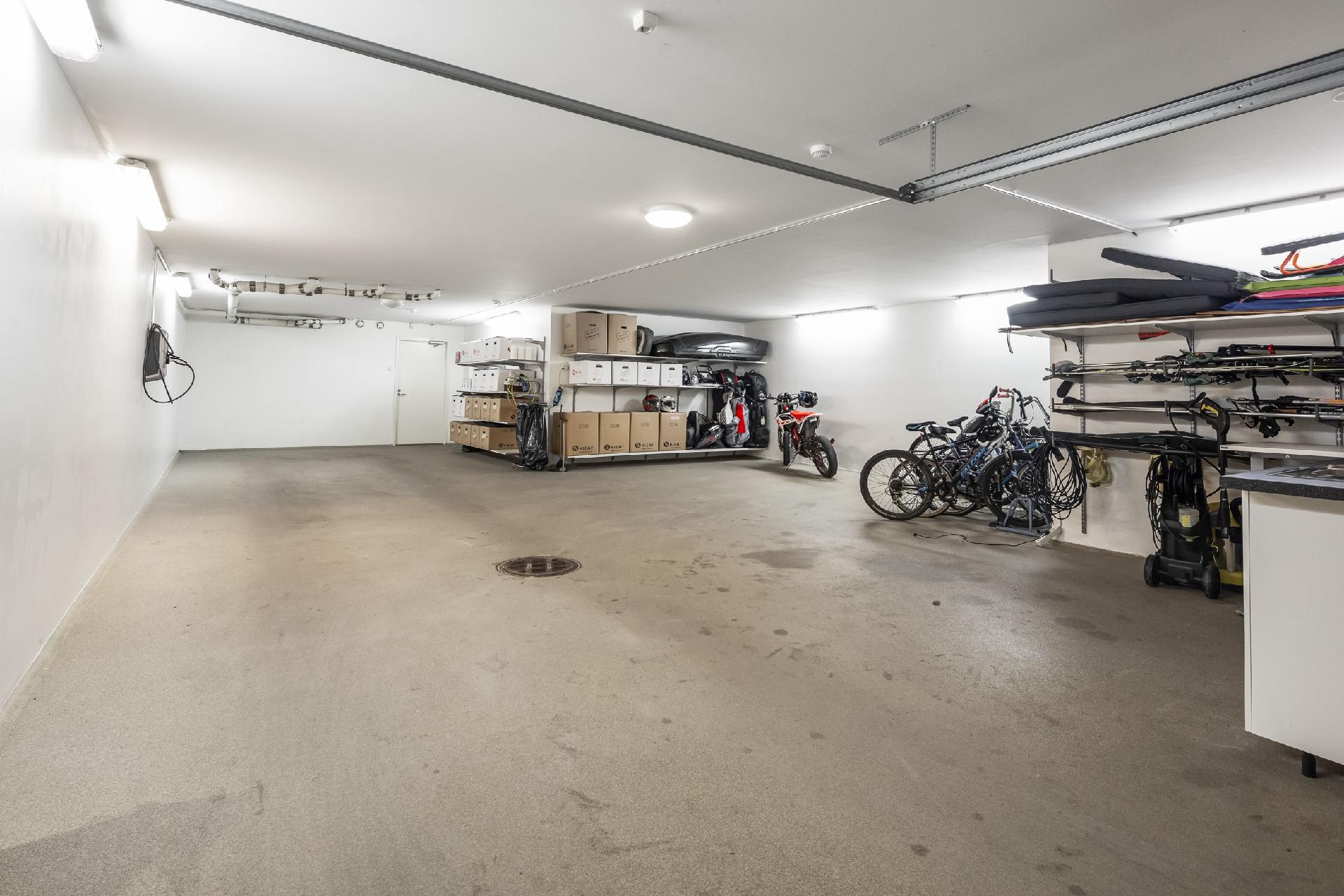 Kolmen auton talli, jossa on latausmahdollisuus sähköautolle.