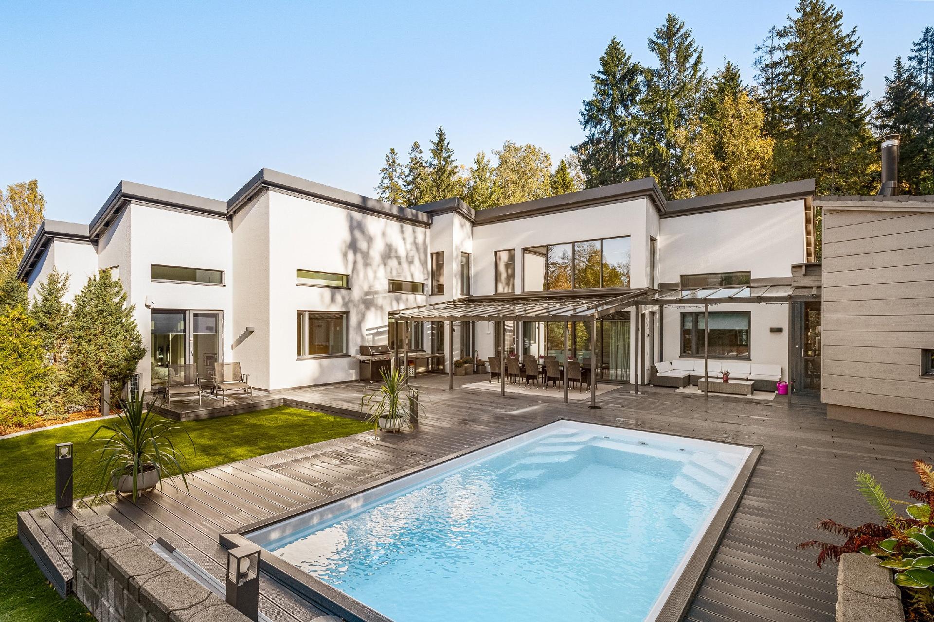 Lämmitettävä uima-allas