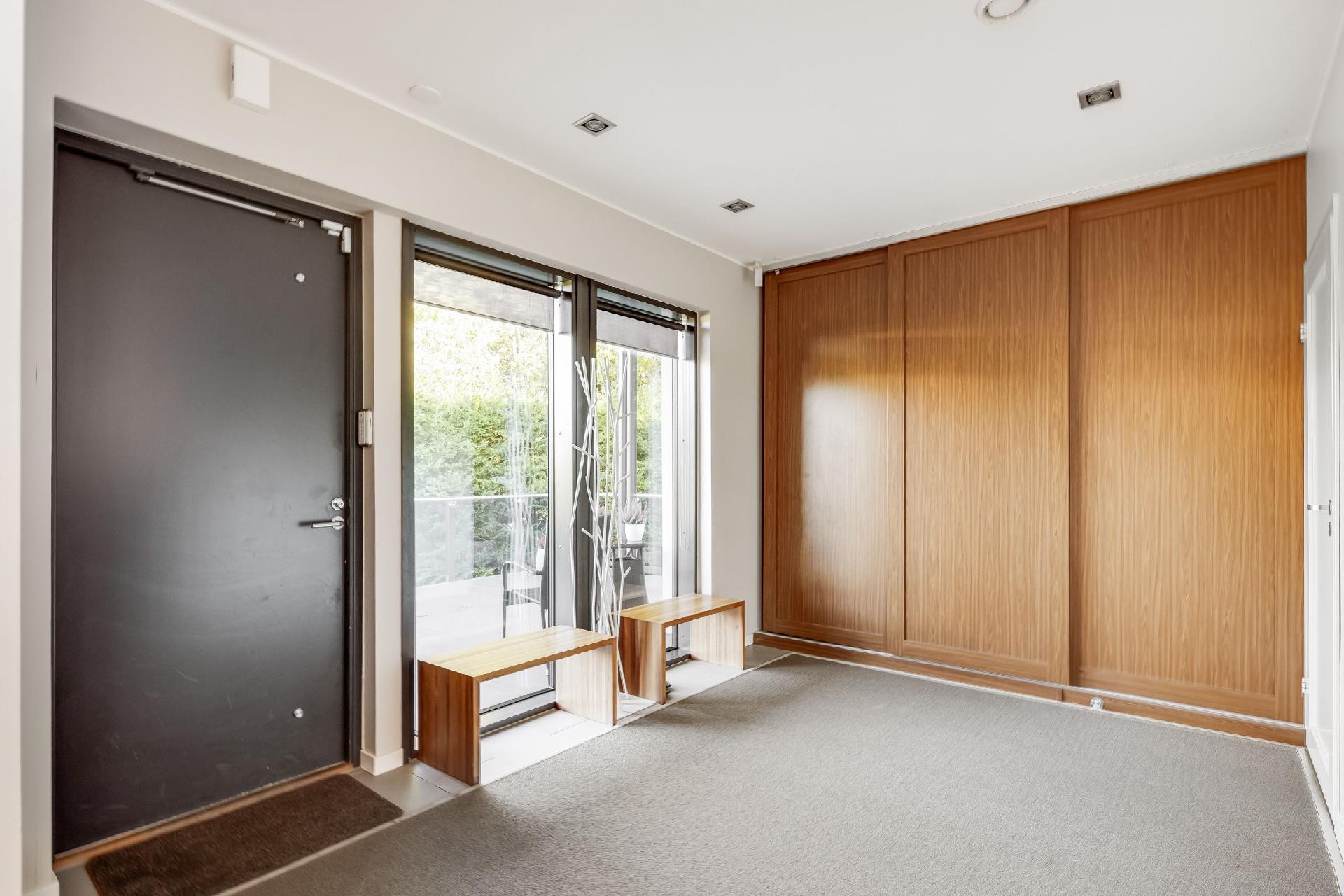 Eteisessä liukuovikaapisto