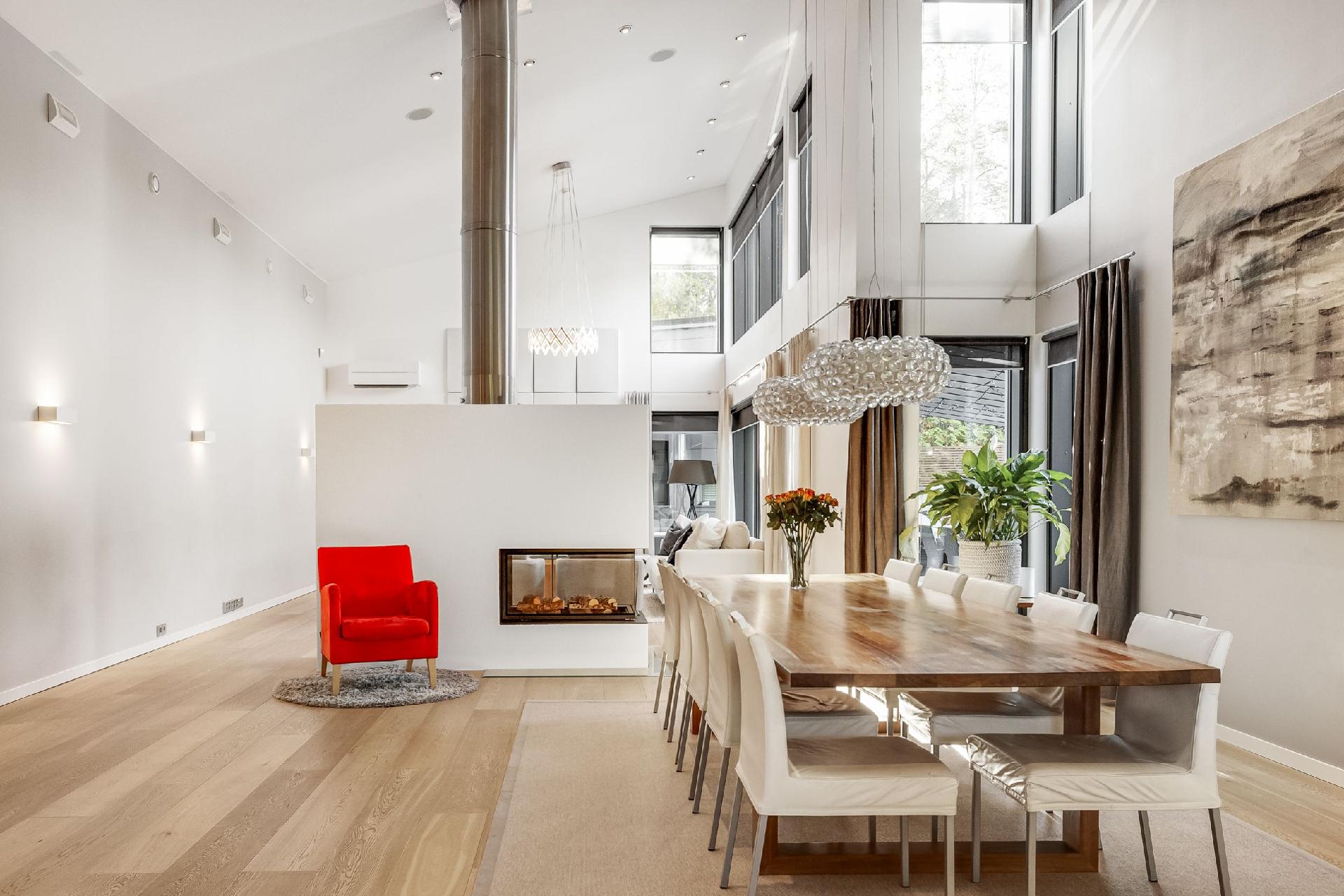 Ruokailutilaan sopii ruokapöytä isollekin perheelle