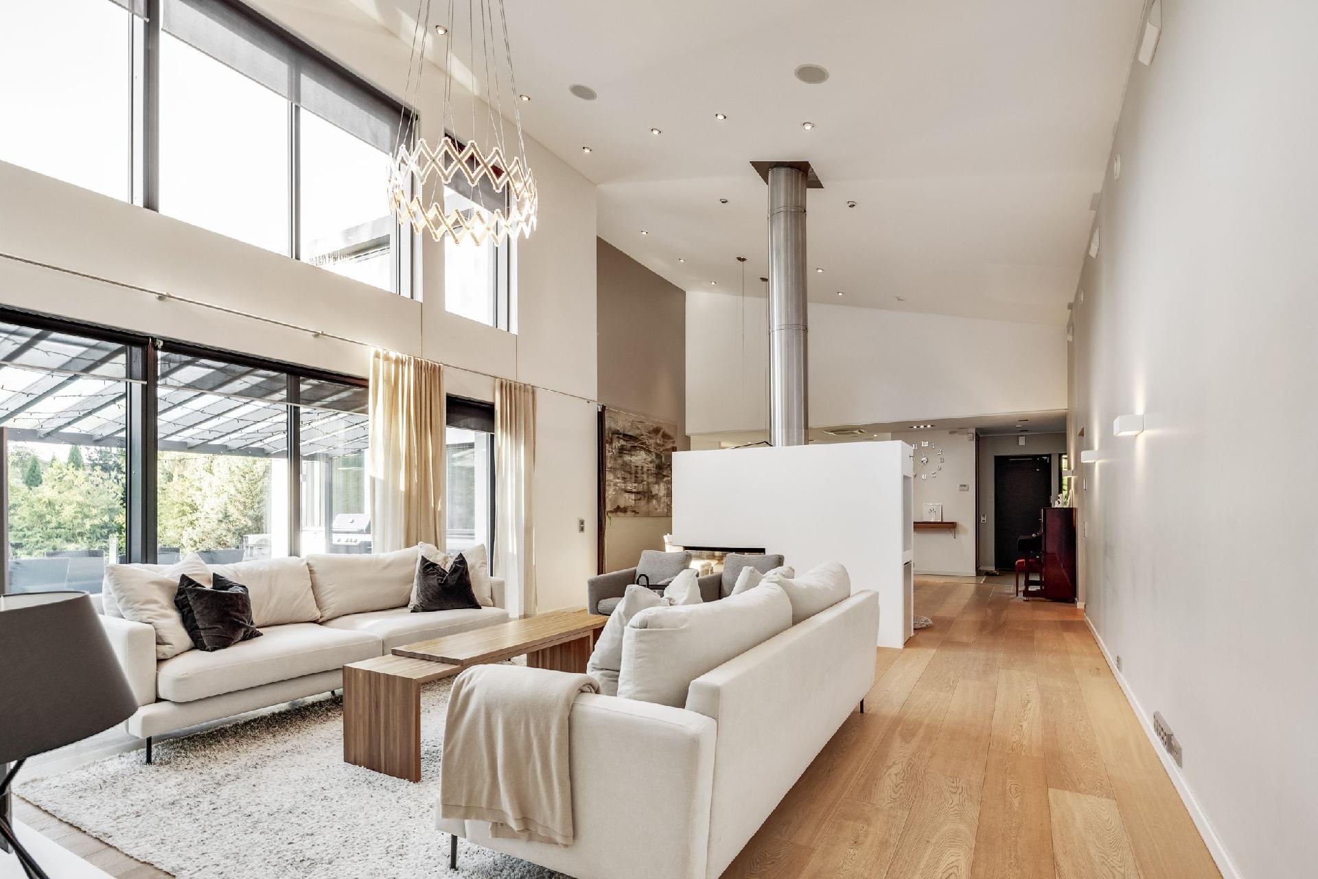 Olohuoneen, ruokailutilan ja keittiön katossa on kaiuttimet.