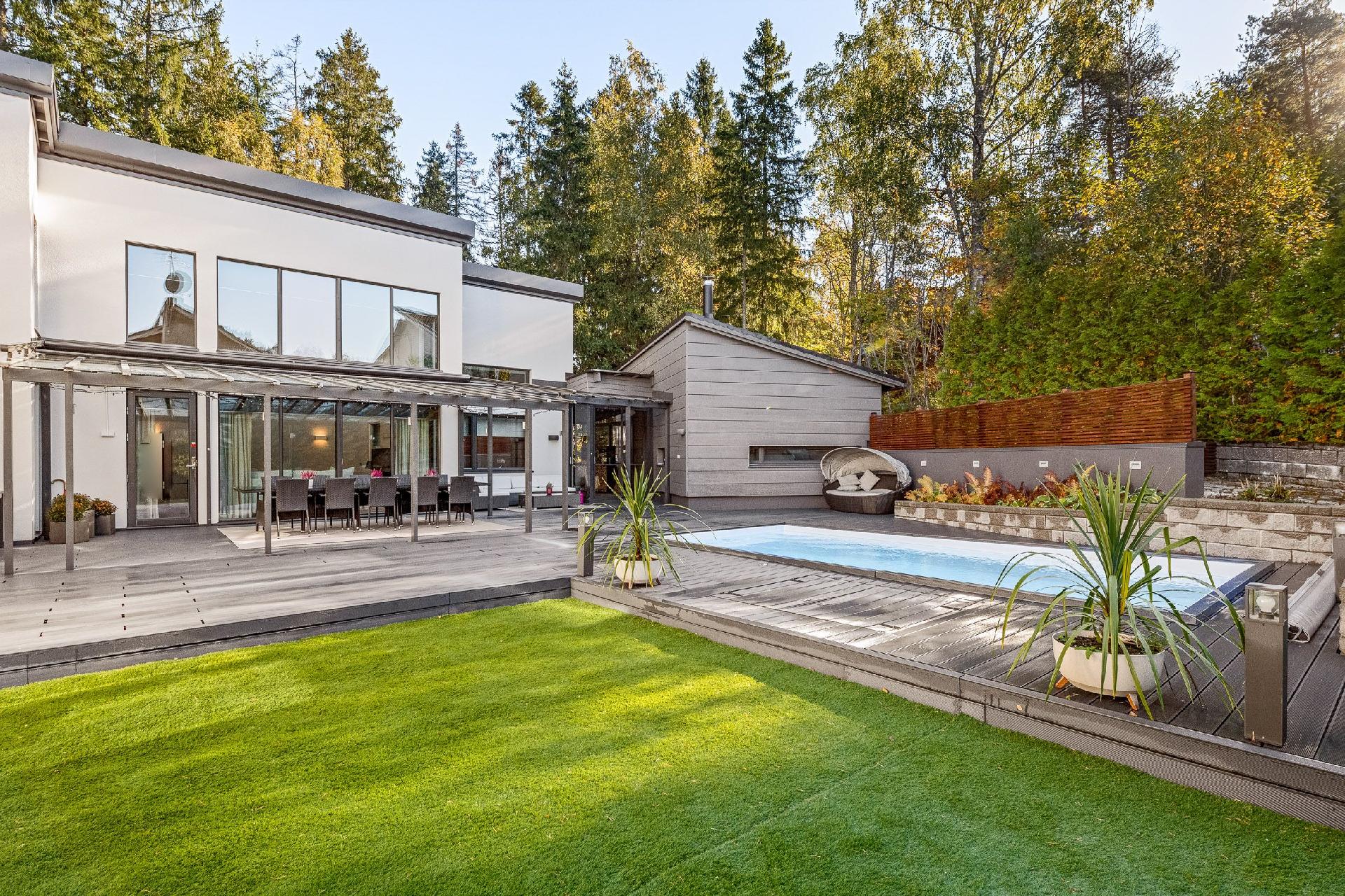 Saunarakennus oikealla