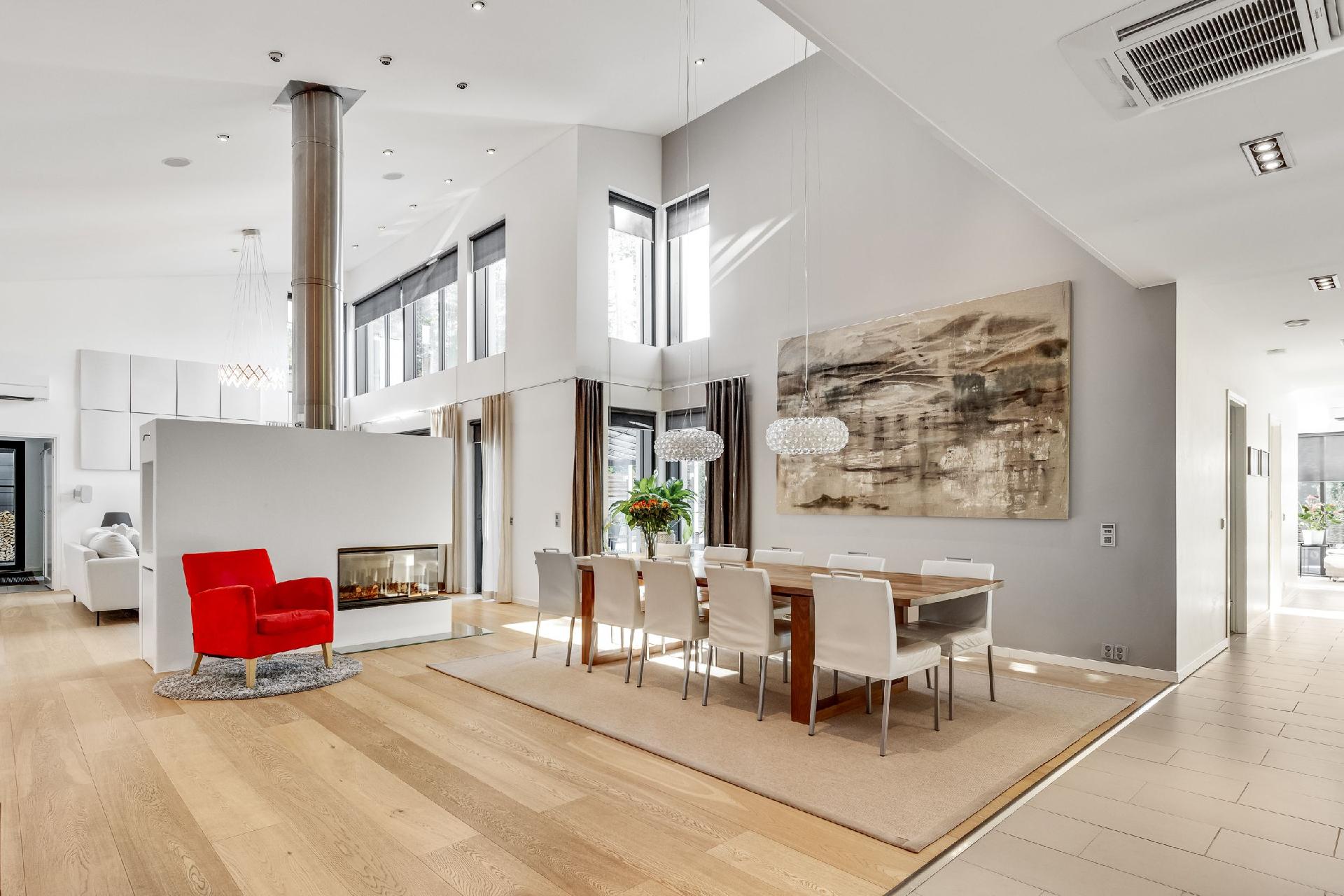 Ruokailutila ja olohuone ovat korkeaa huonetilaa