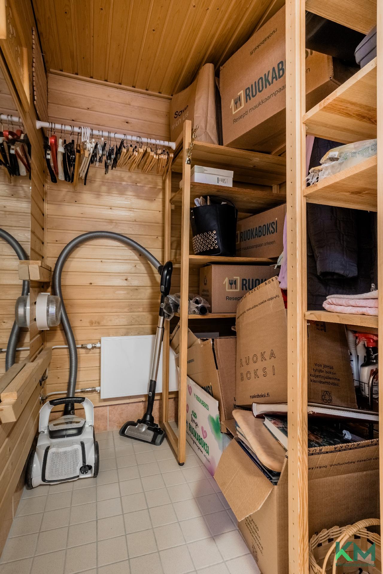 Sauna toimii tällä hetkellä varastona, mutta voit helposti muuttaa sen saunaksi jos tahdot