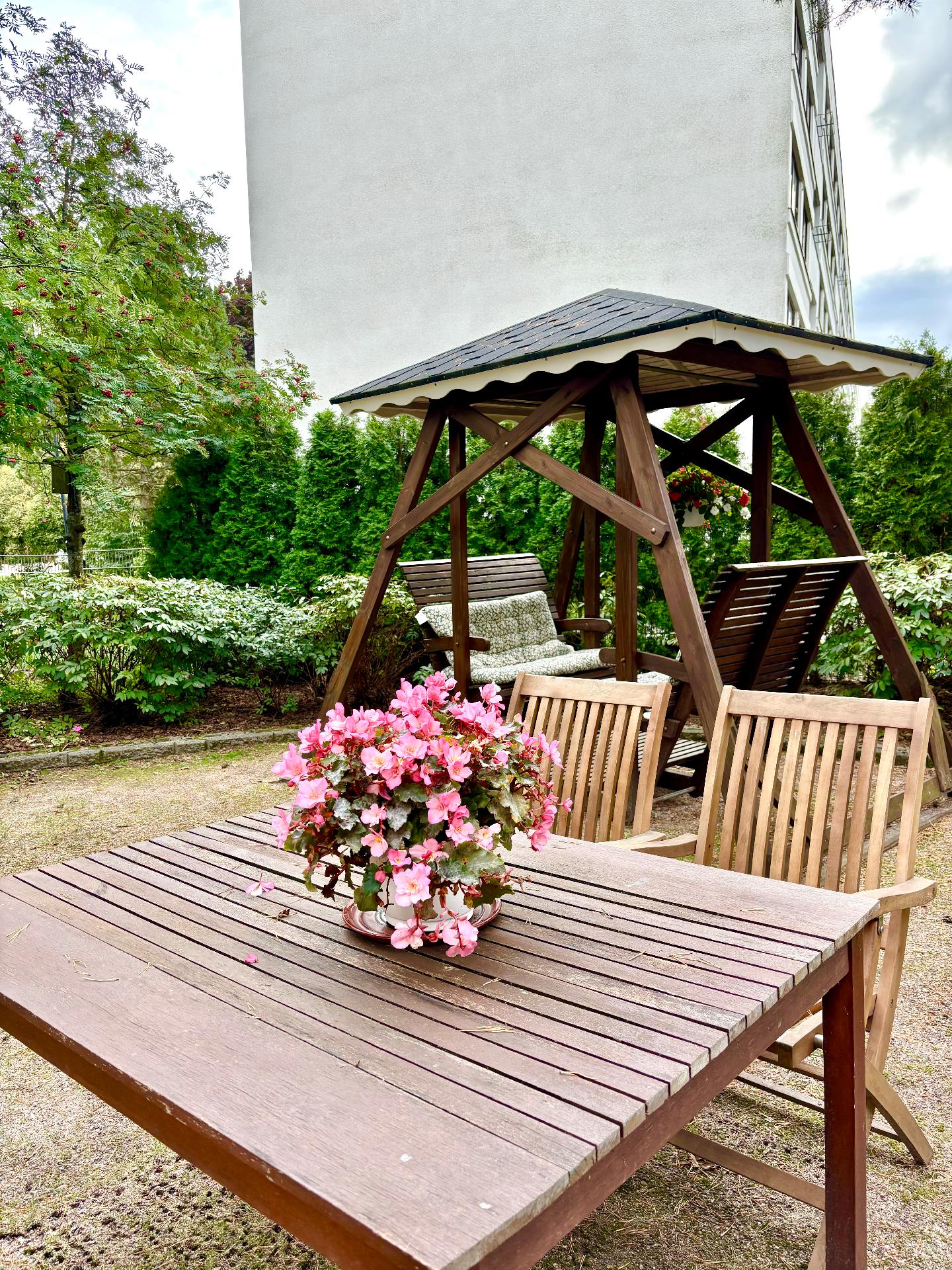 Ihana piha keinutuolilla asukkaiden käytössä