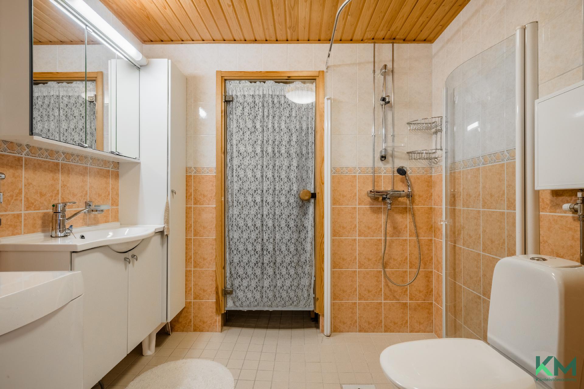 Kylpyhuone on hyvän kokoinen