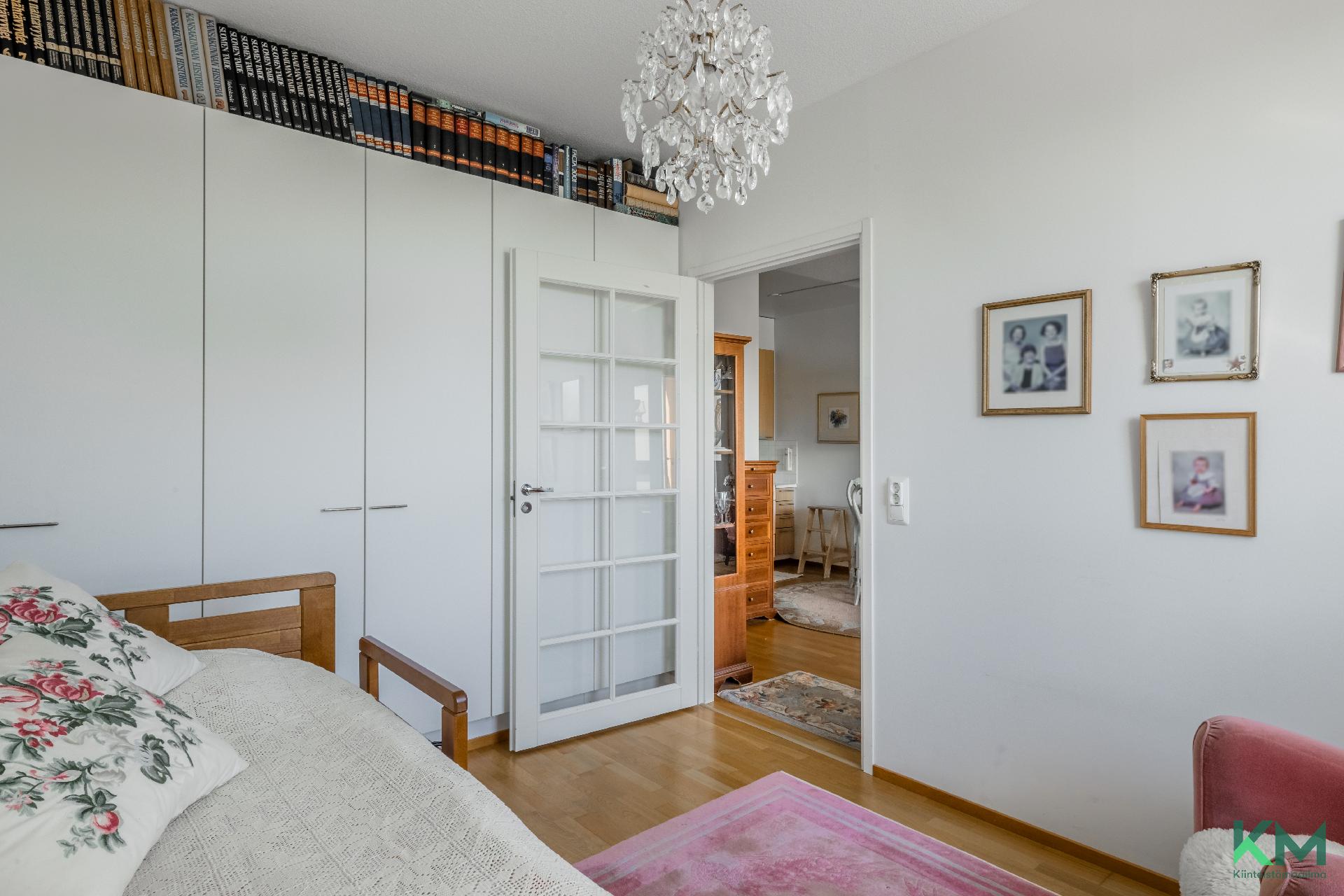 Makuuhuoneen lasiovi tuo omaa tunnelmaa kotiin