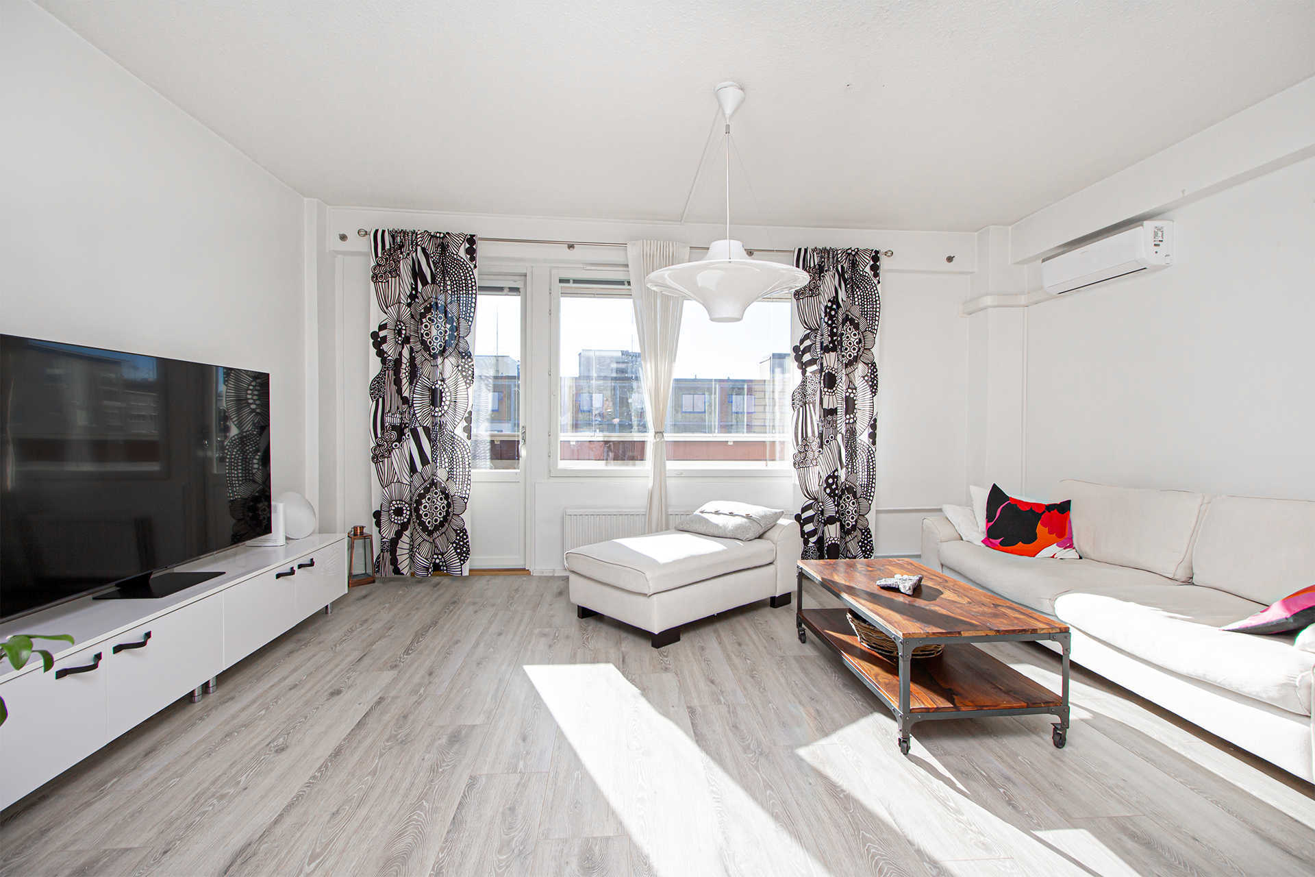 luonnon valoa olohuoneeseen