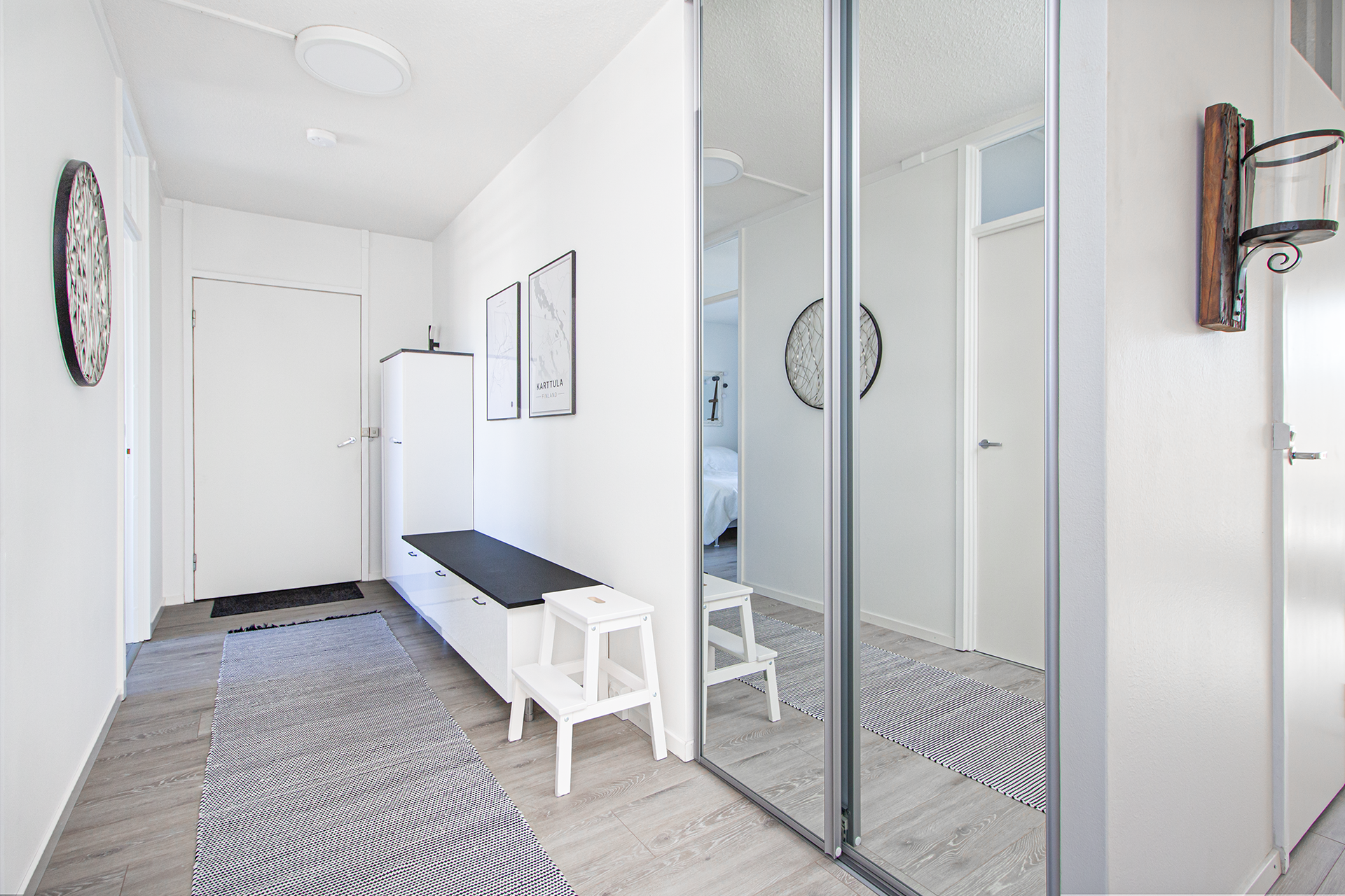 eteisessä kaappitilaa