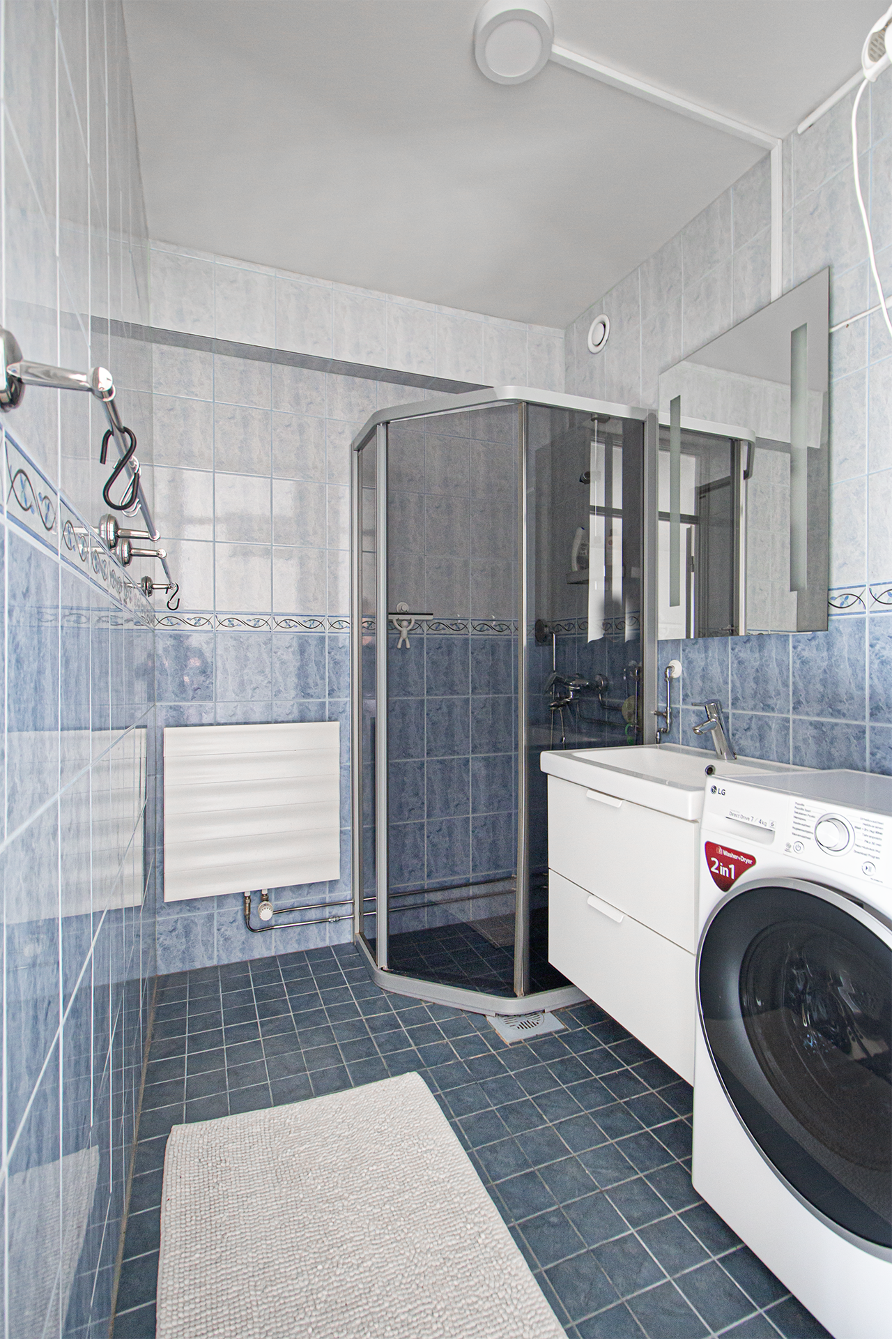 suihkukaappi - ja lattia pysyy kuivana