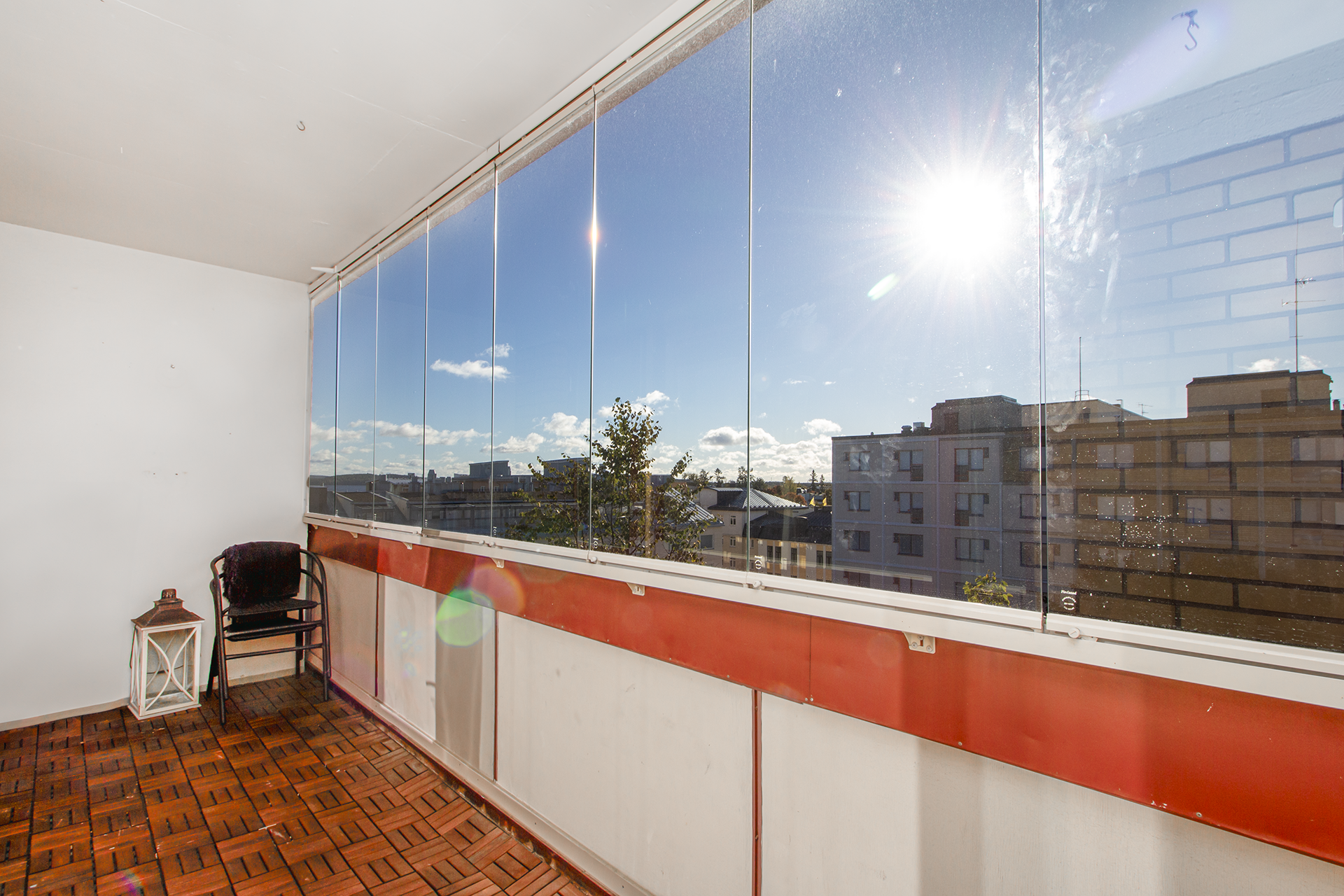 kaupunki näkymiä lasitetulta parvekkeelta