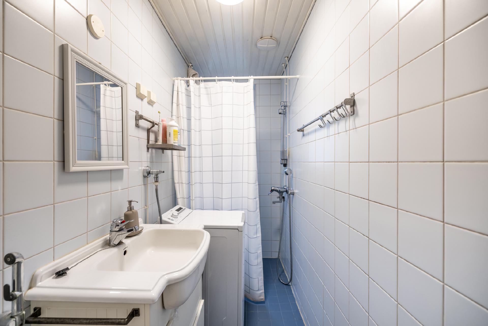 Hyvän kokoinen kylpyhuone