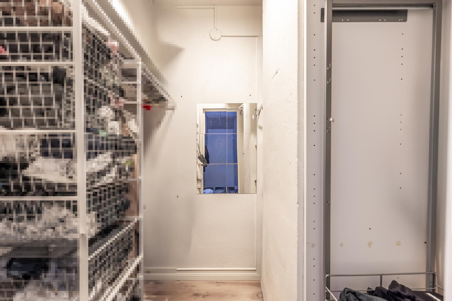 Erillinen vaatehuone