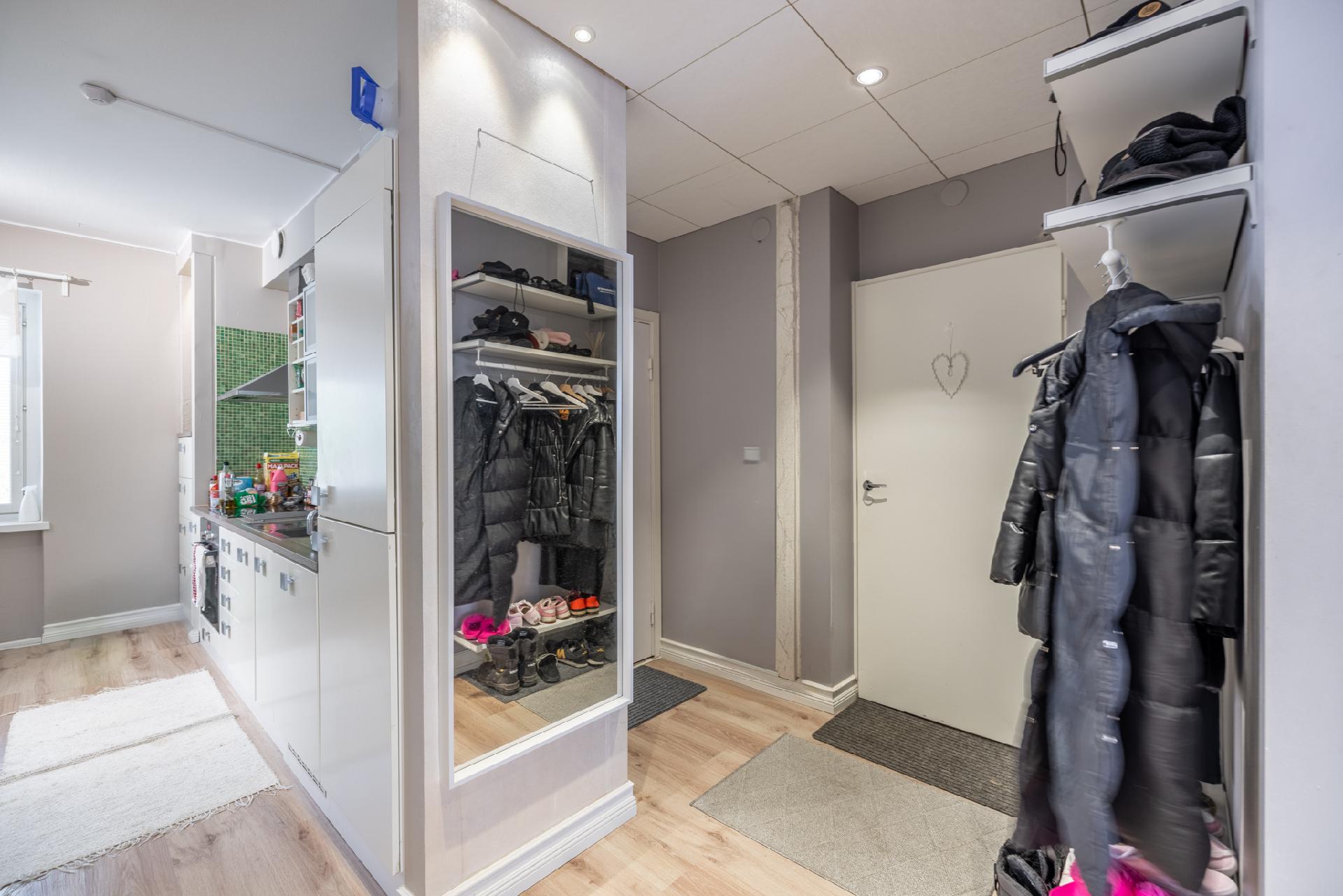 Eteisessä oikealla kylpyhuone