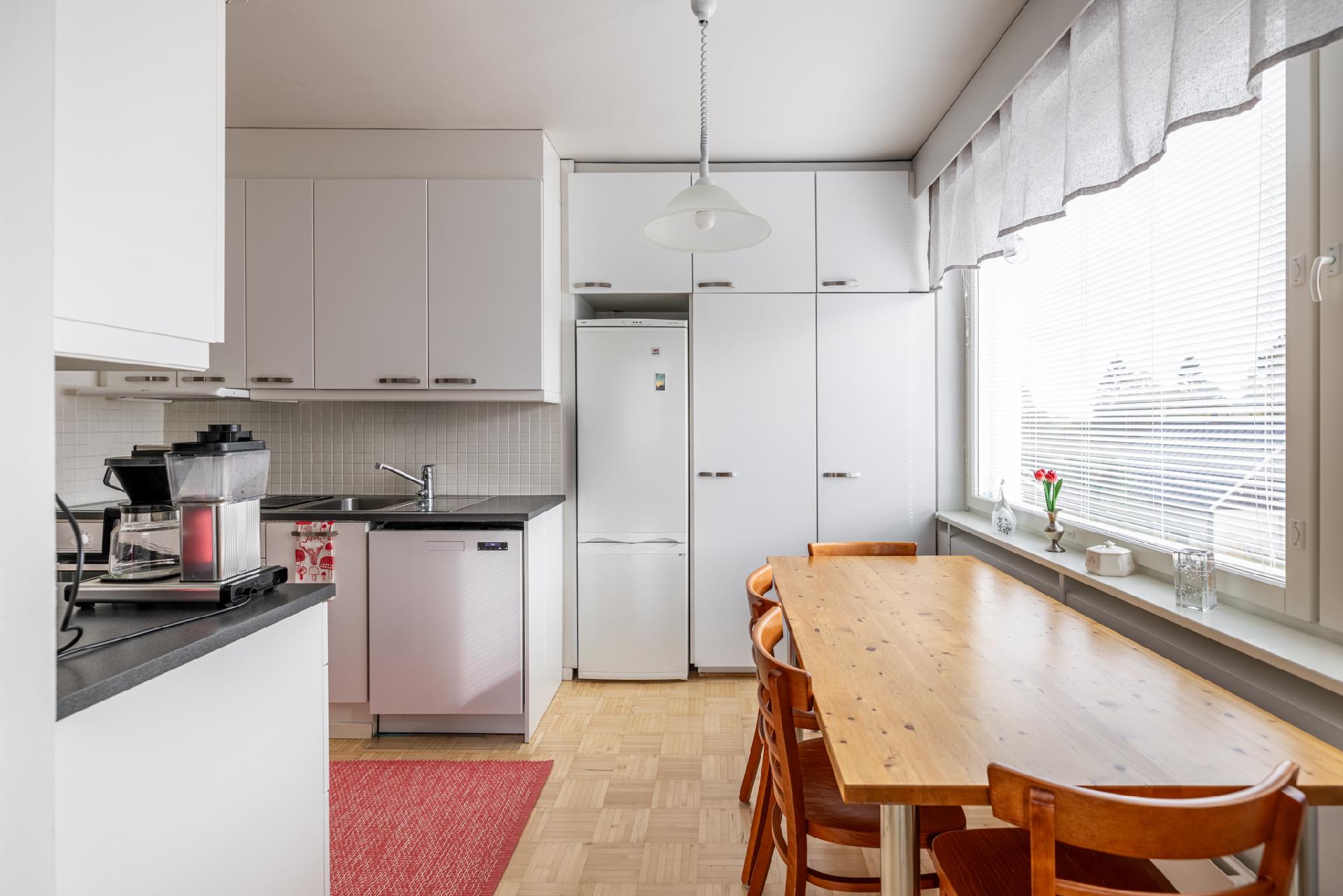 Keittiön yhteydessä myös tila ruokapöydälle